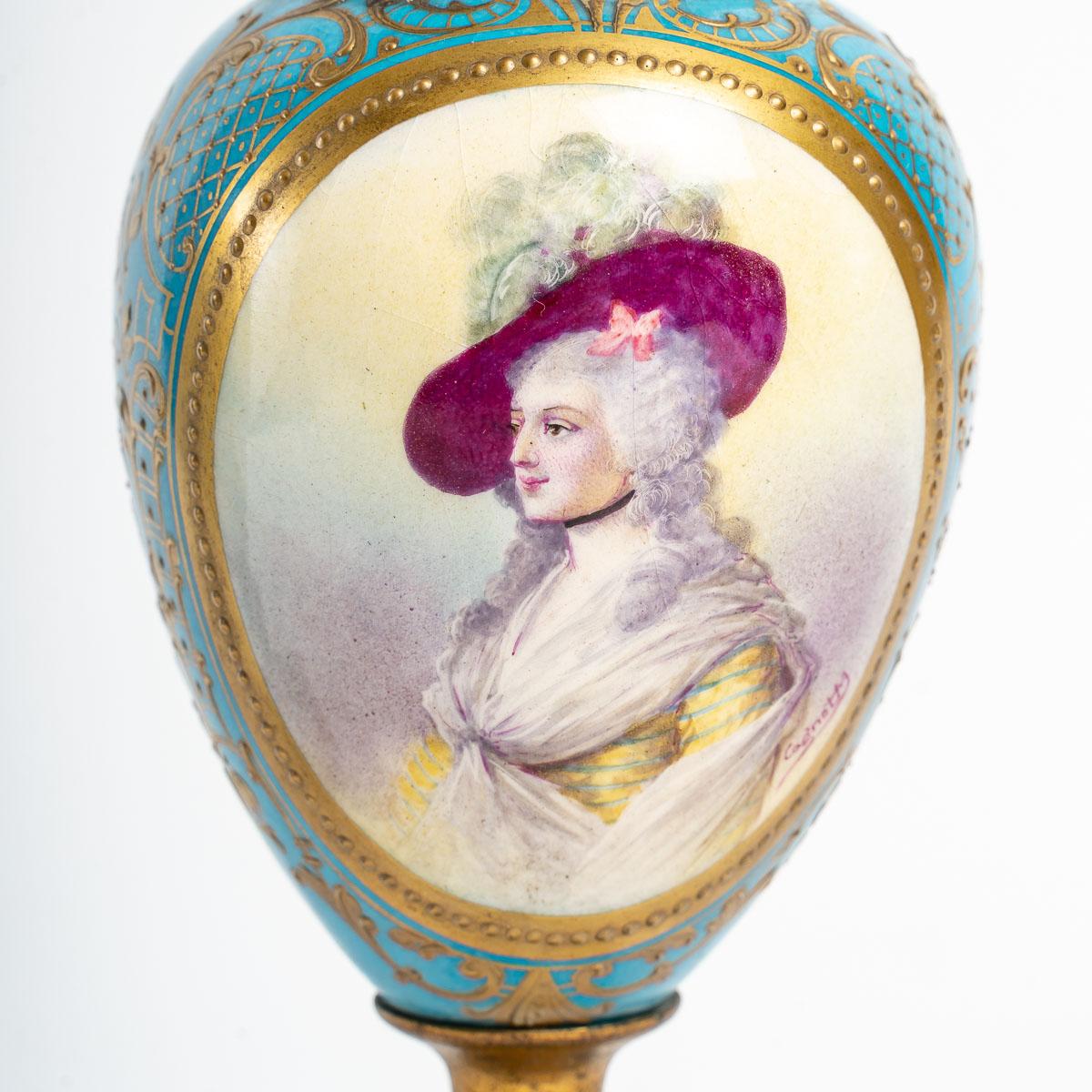 Coppia di piccoli vasi in porcellana di Sèvres

Coppia di piccoli vasi in porcellana di Sèvres e bronzo dorato, periodo Napoleone III, XIX secolo, doratura originale.
H. 24 cm, P. 9 cm.