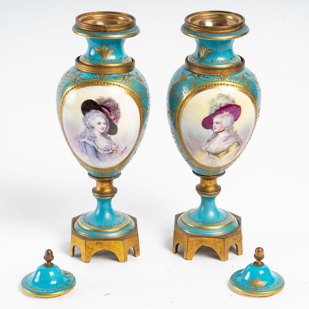 Pair of Small Vases in Sevres Porcelain In Good Condition For Sale In Saint-Ouen, FR