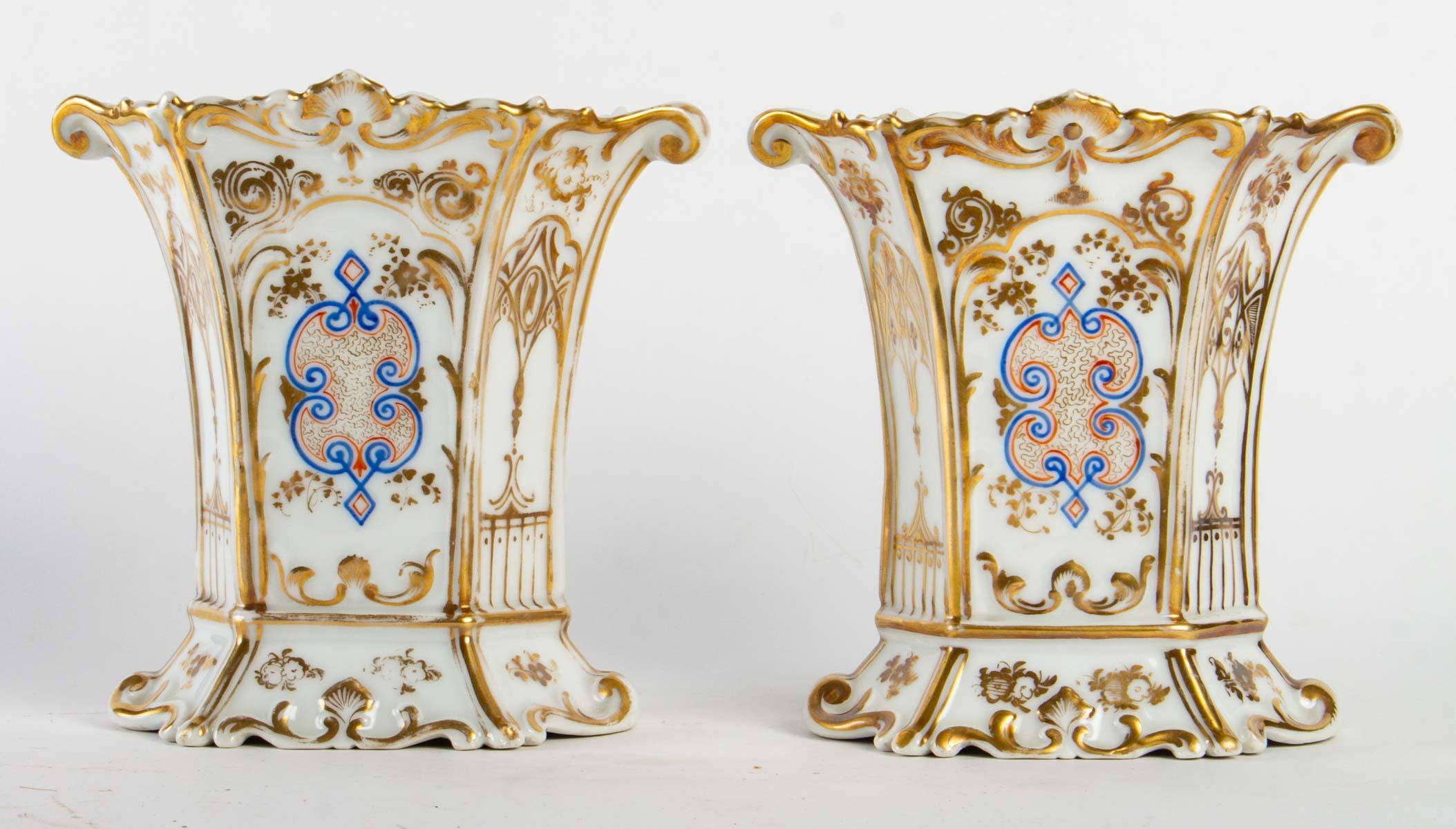 Pair of small vases, Paris in the taste of Boyeux, early 19th century, Charles X period, 1820.
Measures: H: 18.5, W: 20 cm, D: 11cm.