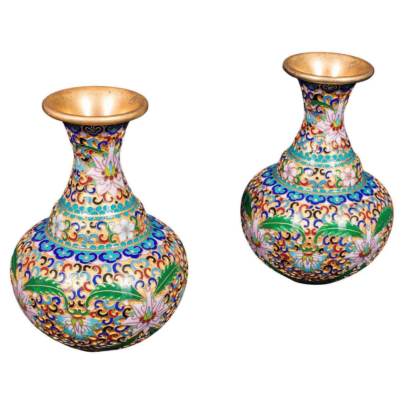 Coppia di piccoli vasi vintage a forma di balaustro, orientali, Cloisonne, Posy Urn, C.C.