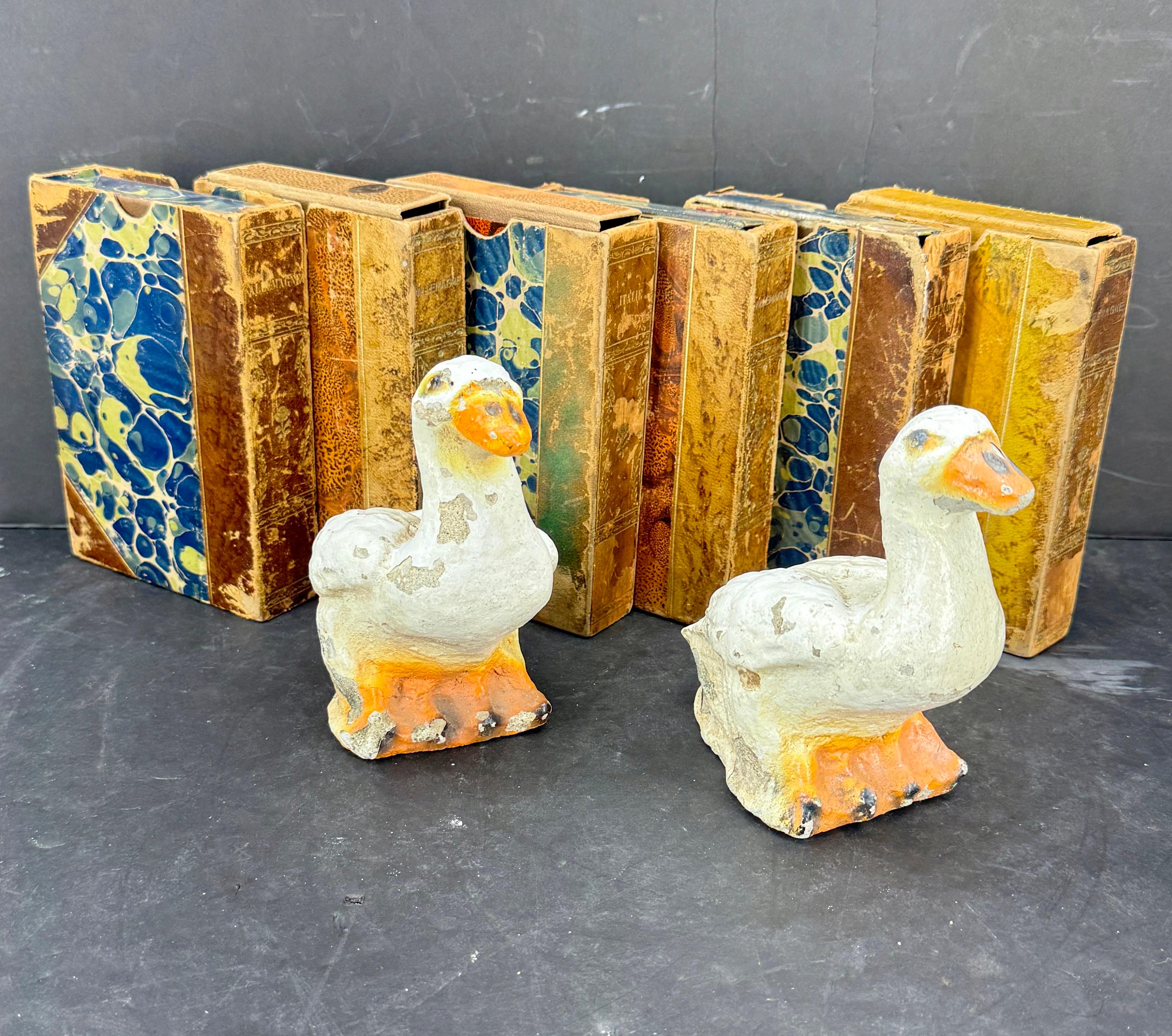 Arte popolare Coppia di piccole anatre da giardino in cemento vintage in vendita