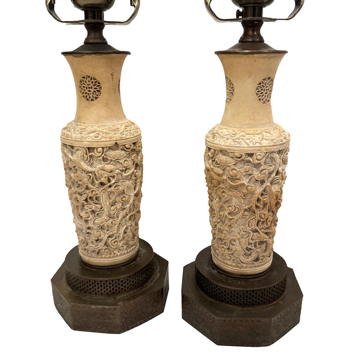 Coppia di lampade cinesi in pietra intagliata degli anni '30 circa

Misure:
Altezza del corpo: 15
Altezza dell'ombra del poggiapiedi: 24,5