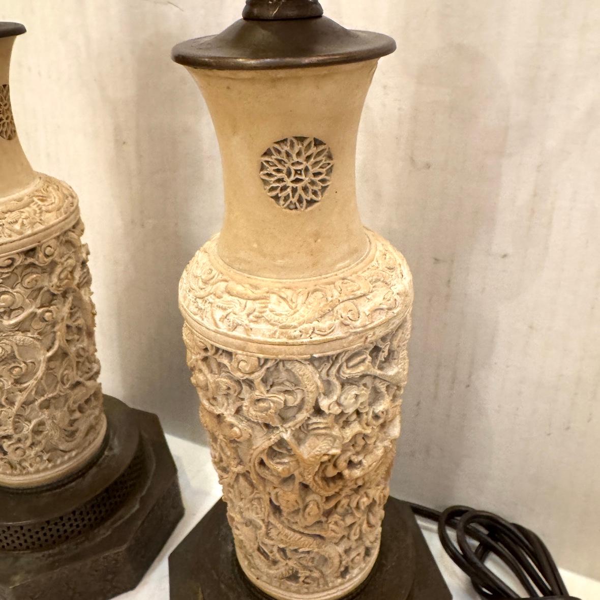 Intagliato a mano Coppia di piccole lampade vintage in vendita