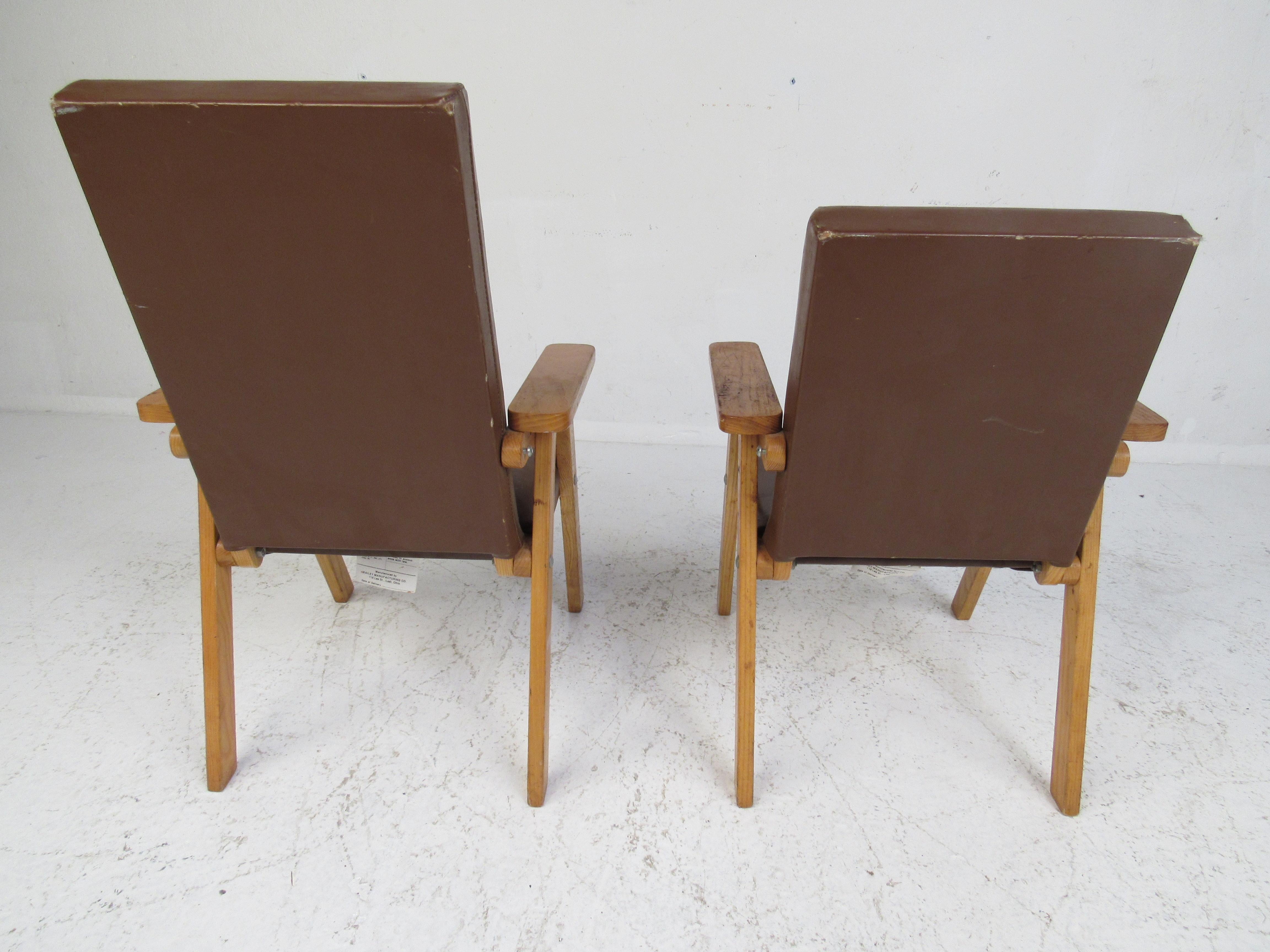 Pair of Small Vintage Modern Lounge Chairs In Good Condition For Sale In Brooklyn, NY
