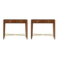 Pareja de pequeñas consolas de madera de nogal