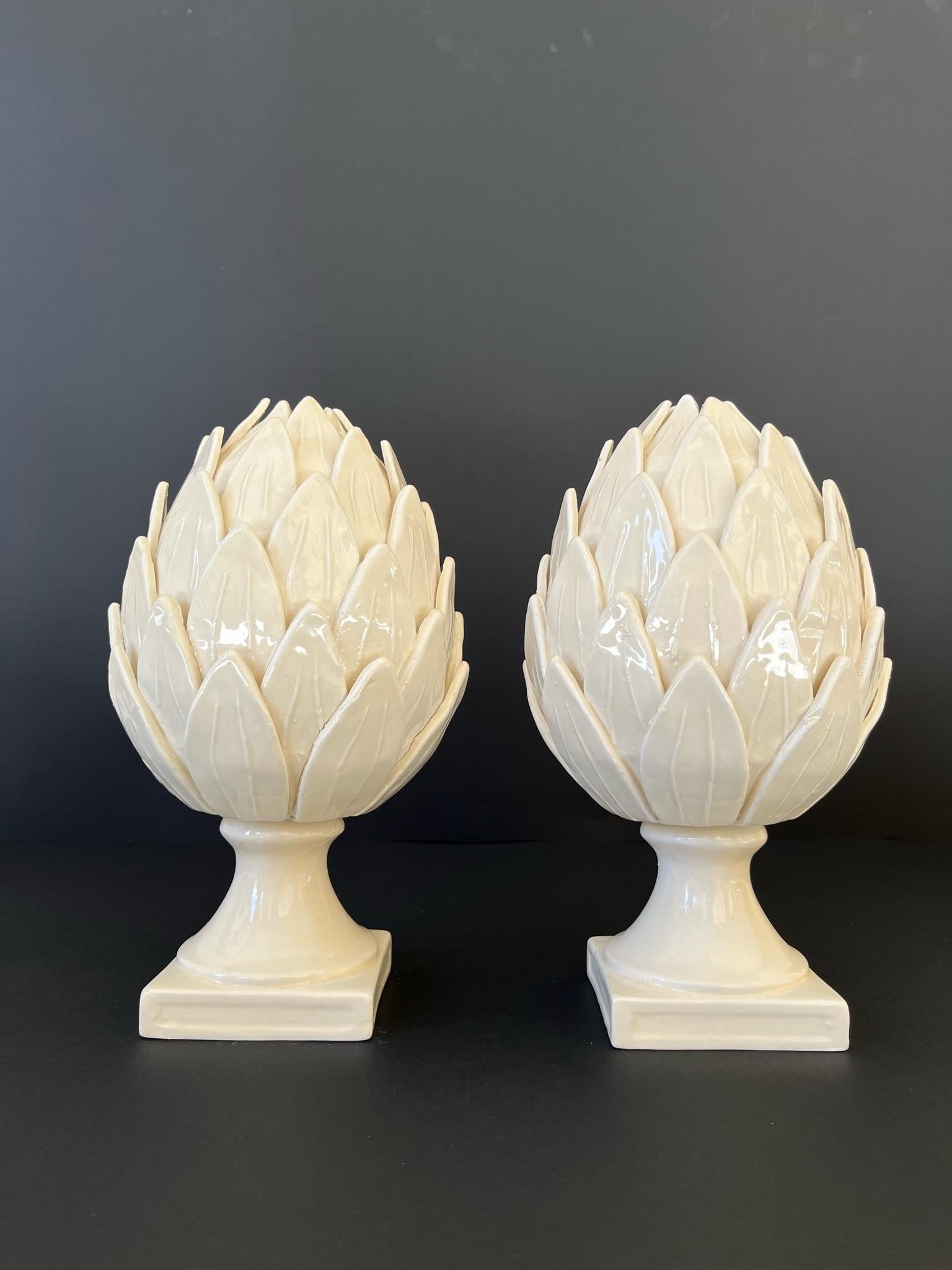 Very rare pair of artichokes in Vecchia Este ceramic, in white color.
These pieces were made in the 21st century in ceramics in a small town near the area of Padua.

These artichokes require a huge amount of work as each piece is applied manually