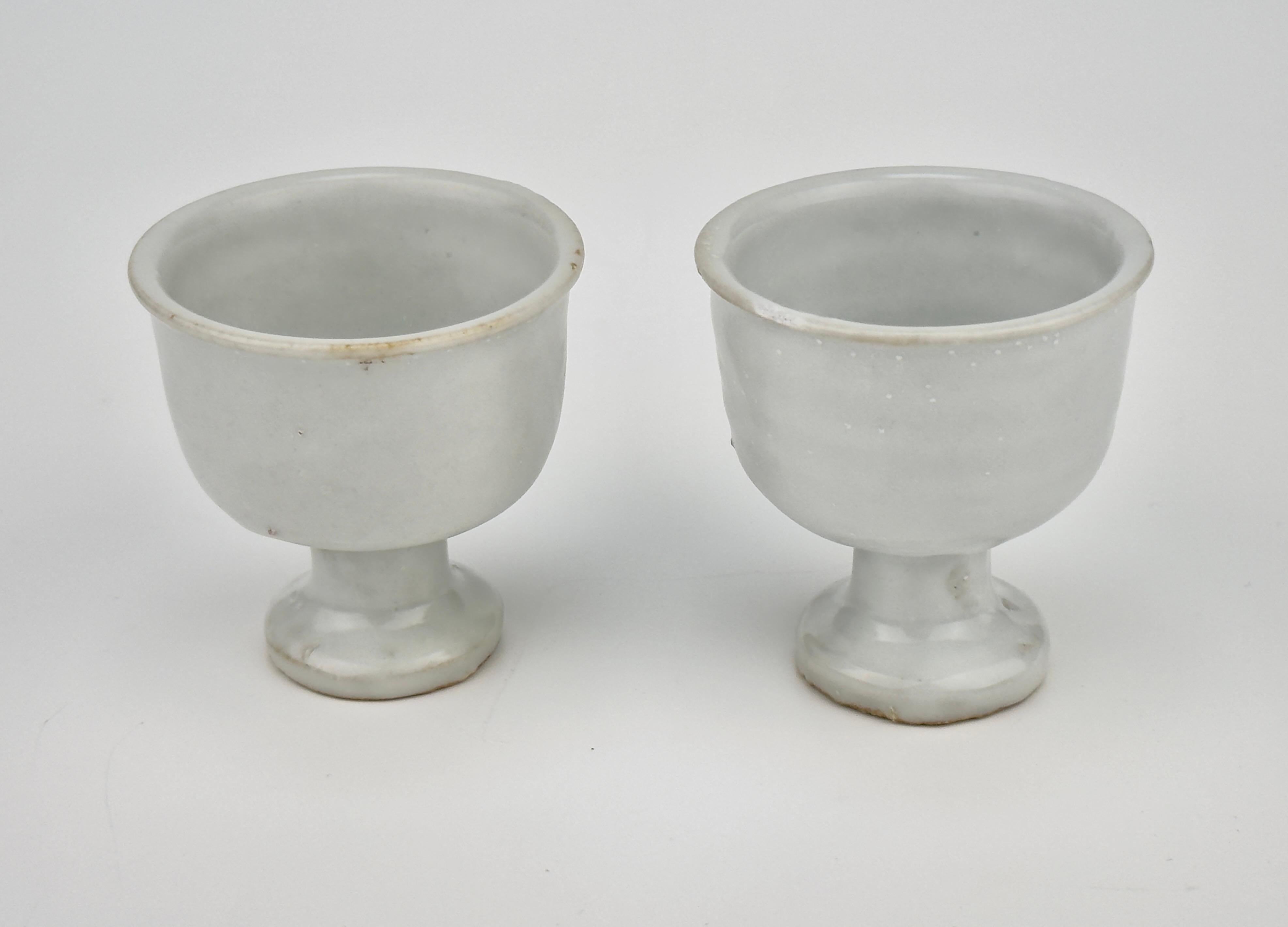 Paar kleine weiße Porzellanschalen aus der späten Ming-Ära(16-17. Jahrhundert) (Ming-Dynastie) im Angebot