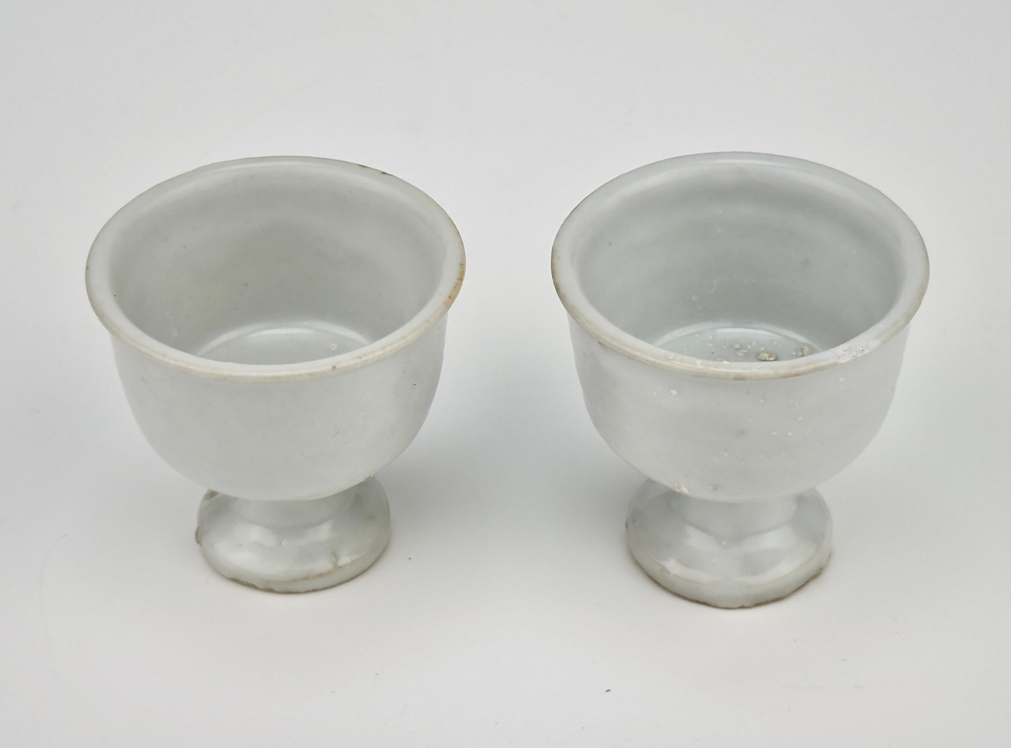Paar kleine weiße Porzellanschalen aus der späten Ming-Ära(16-17. Jahrhundert) (Chinesisch) im Angebot