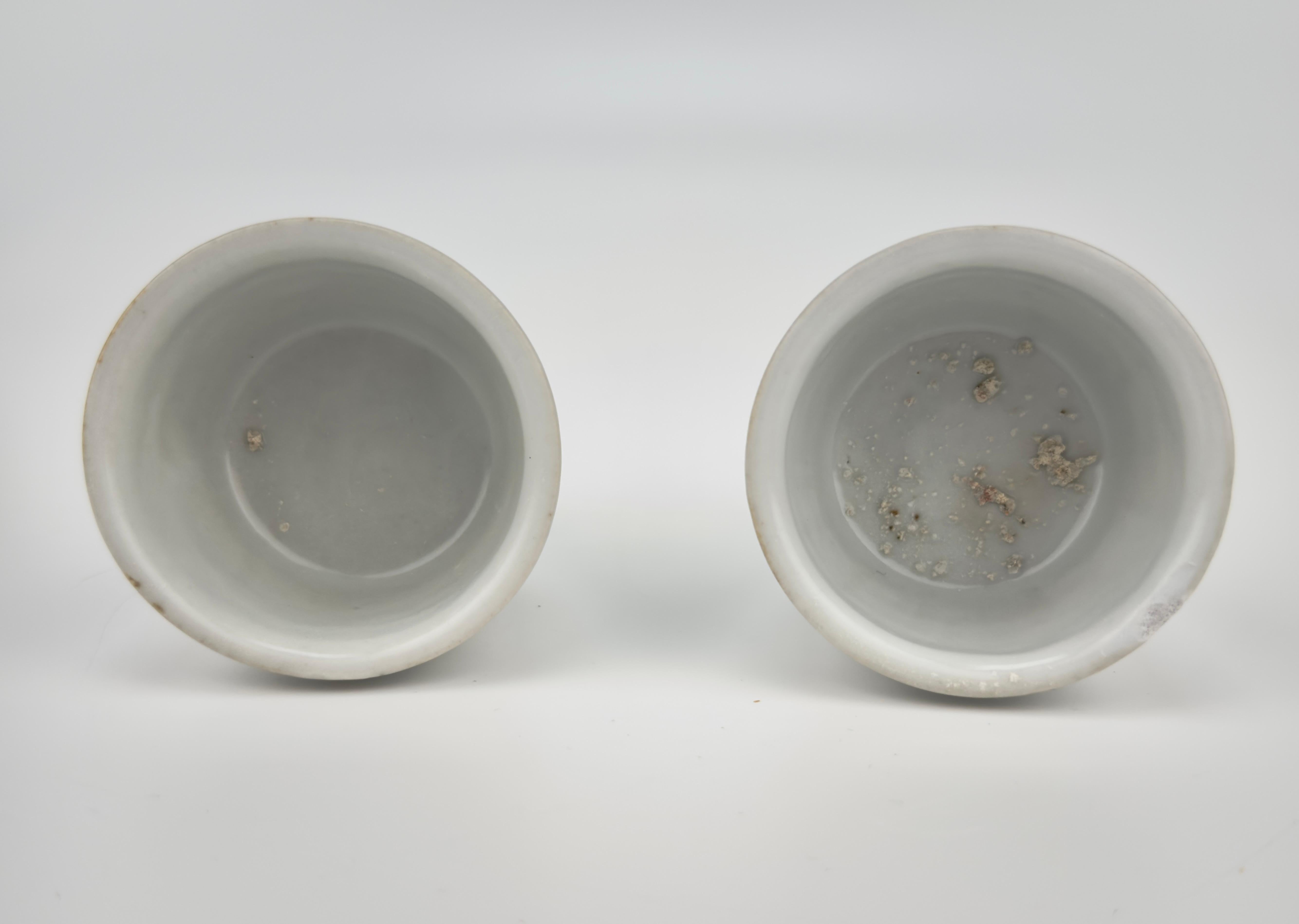Paar kleine weiße Porzellanschalen aus der späten Ming-Ära(16-17. Jahrhundert) (Keramik) im Angebot