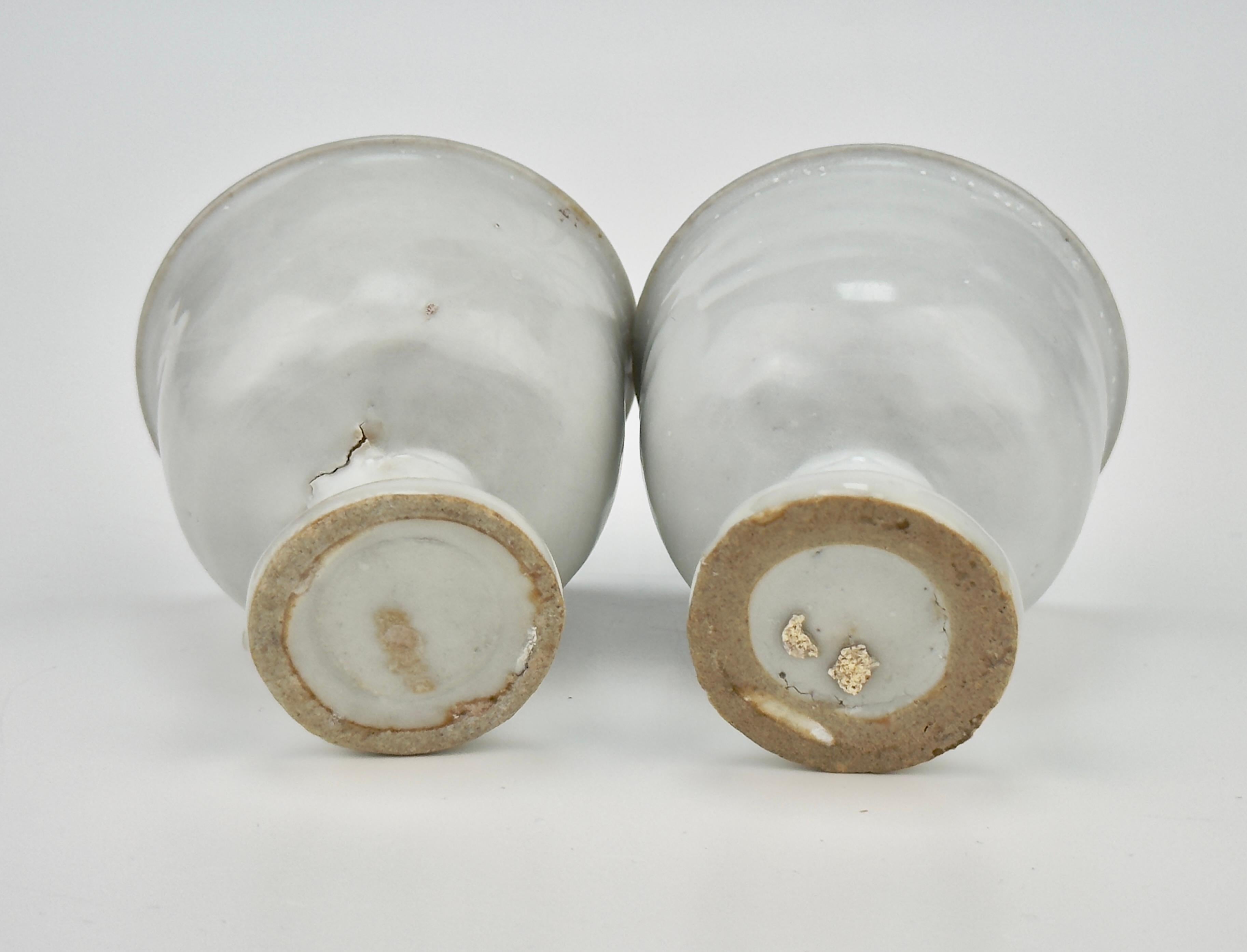 Paar kleine weiße Porzellanschalen aus der späten Ming-Ära(16-17. Jahrhundert) im Angebot 1
