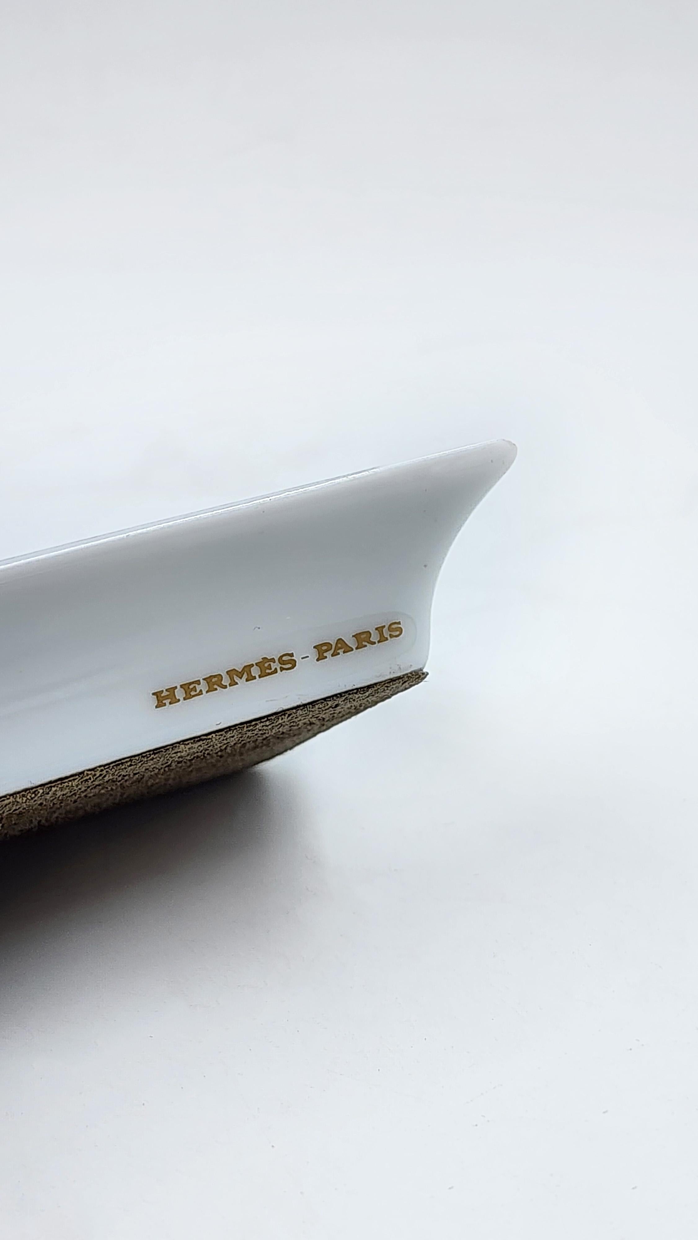 Paire de petits cendriers en forme d'animaux sauvages par Hermès
Cette paire de petits cendriers Hermès présente un design carré aux coins arrondis. Chaque cendrier présente une illustration centrale d'un animal sauvage : l'un montre un tigre dans