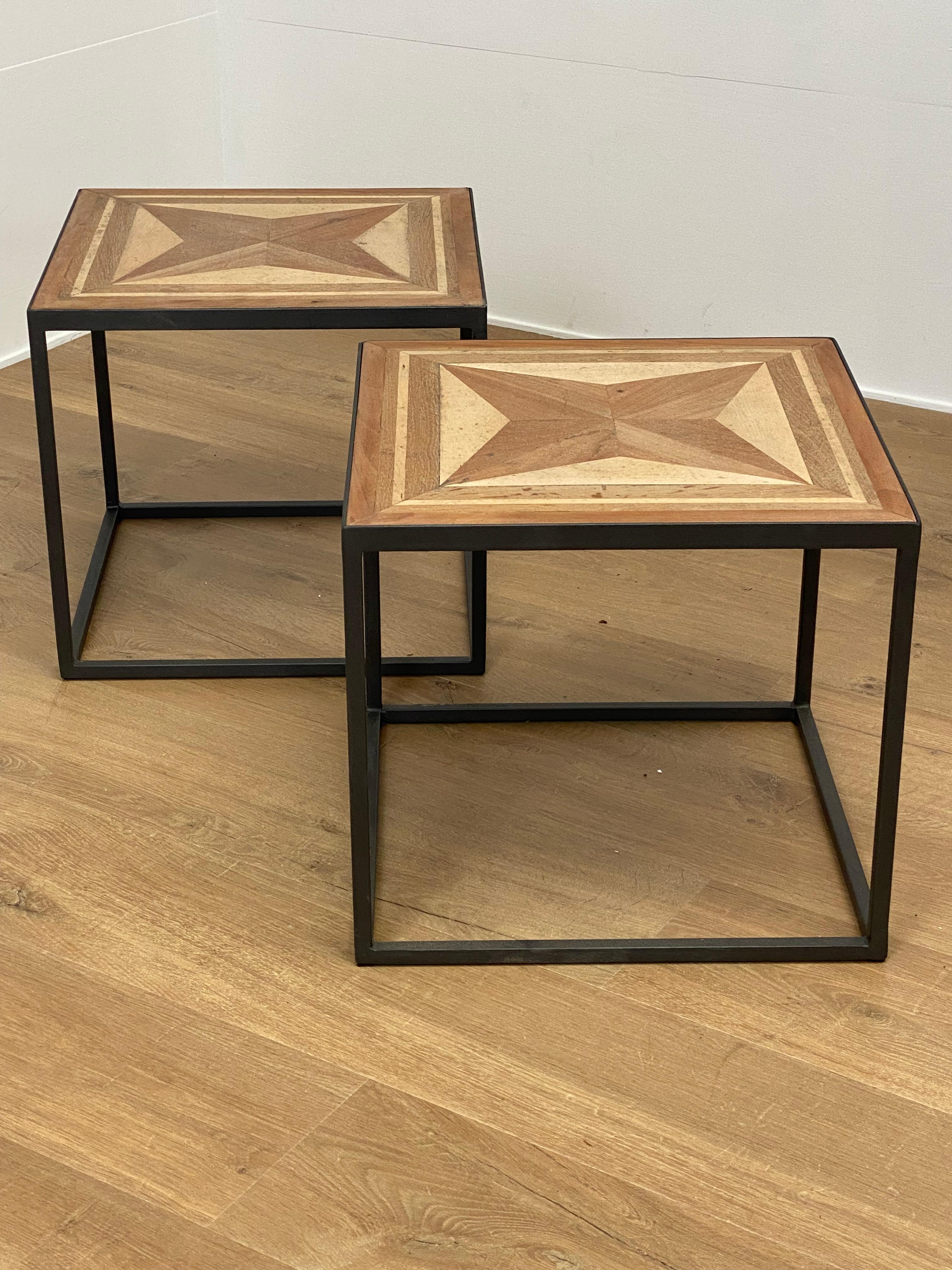 XXIe siècle et contemporain Paire de petites tables basses en bois en vente