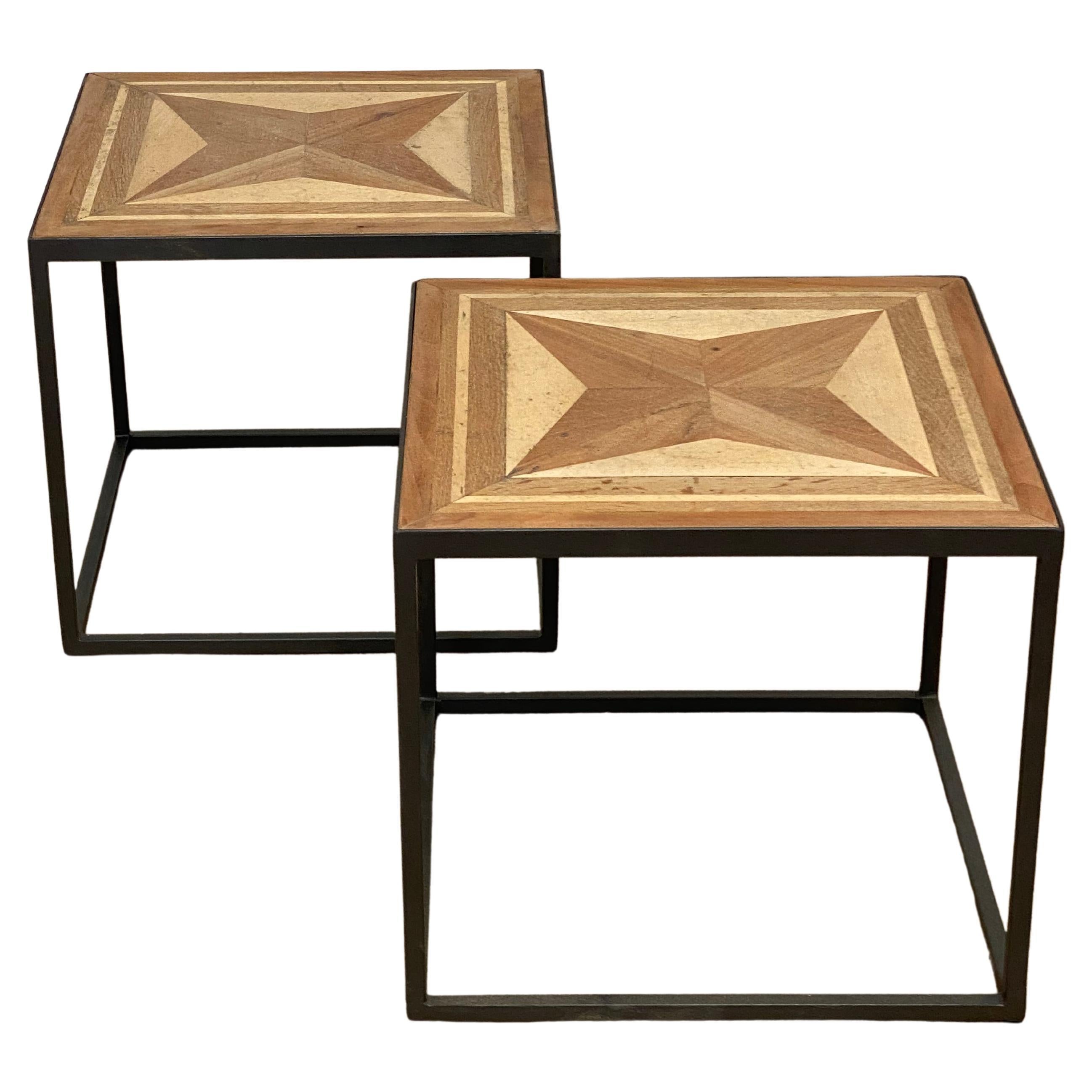 Paire de petites tables basses en bois en vente
