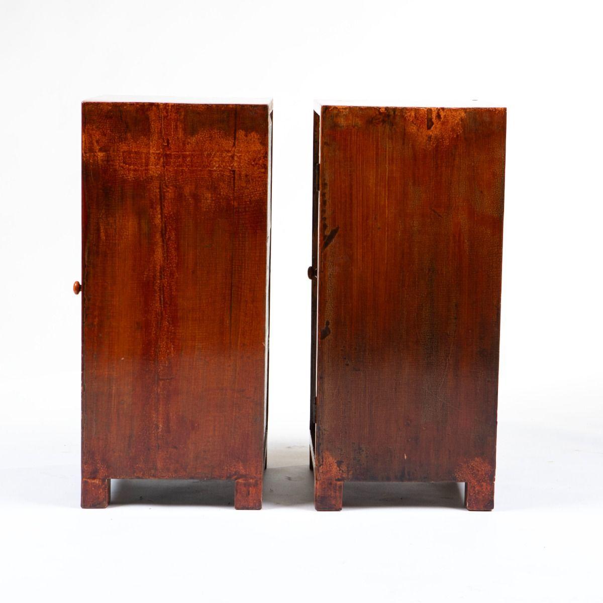 Bellissima coppia di armadietti Wood del 1880-1900 circa, realizzati in legno di pino massiccio.
Entrambi gli armadi conservano la loro splendida finitura originale in un caldo tono ambrato scuro, con una ricca patina che ne evidenzia l'autentica