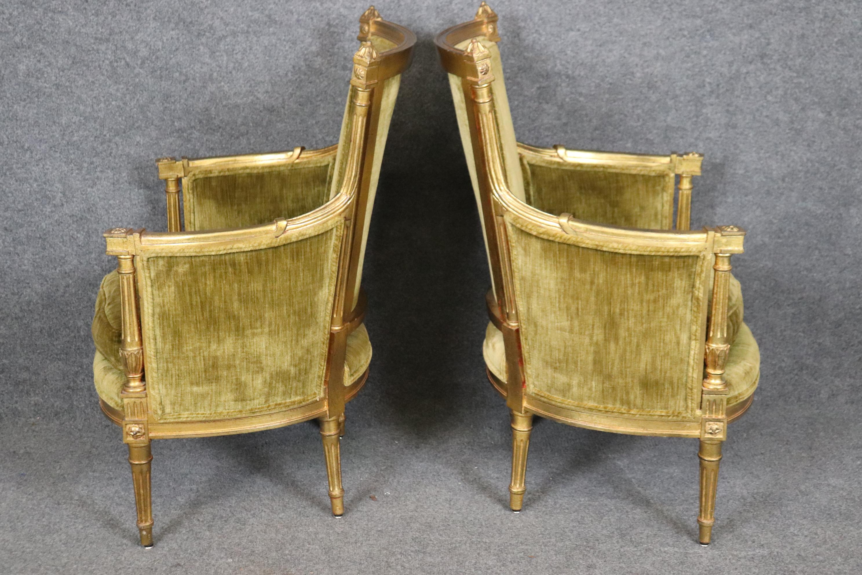 Paar kleinere französische vergoldete geschnitzte Directoire Bergere Stühle in grünem Samt (Französisch) im Angebot