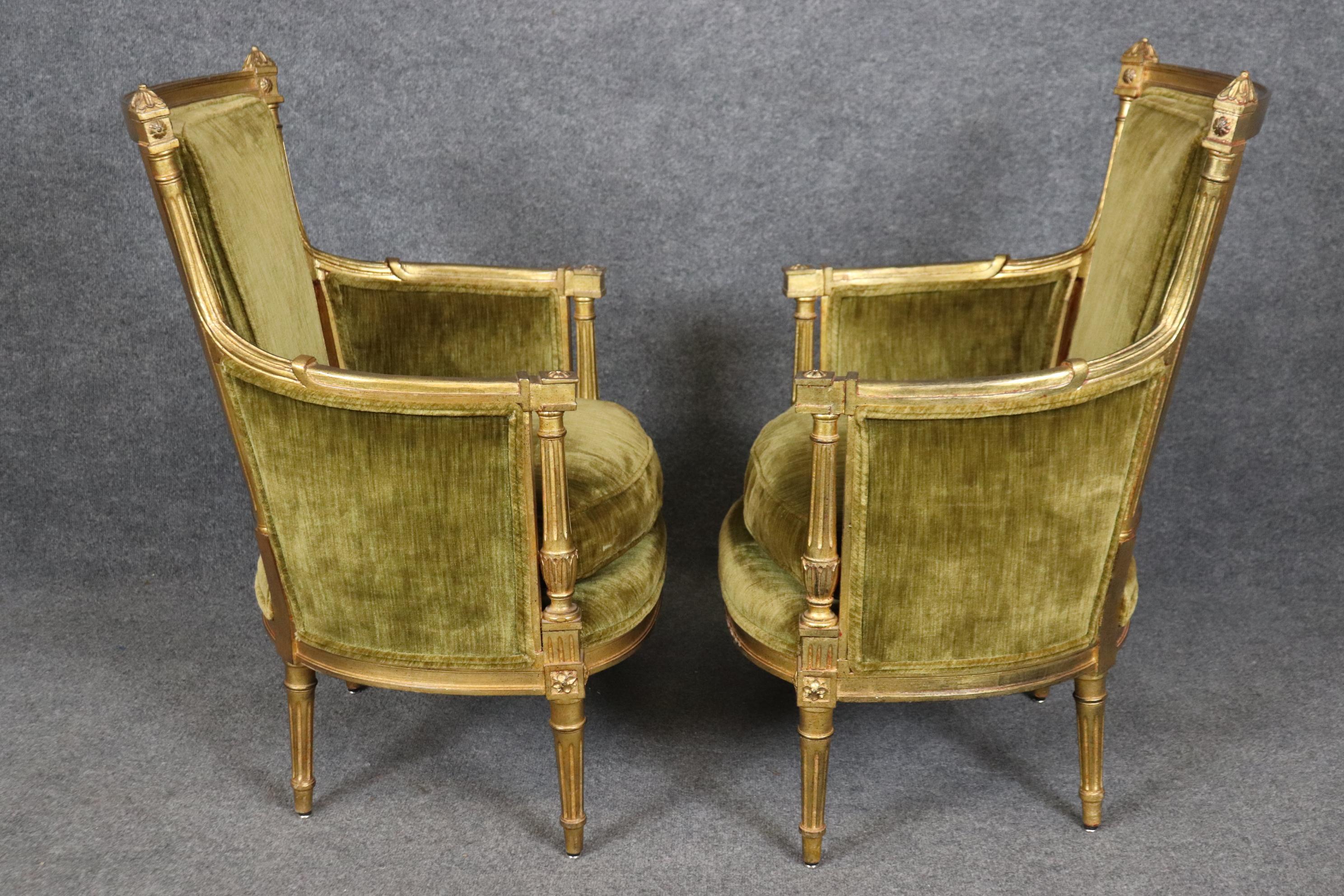 Paar kleinere französische vergoldete geschnitzte Directoire Bergere Stühle in grünem Samt (Mitte des 20. Jahrhunderts) im Angebot