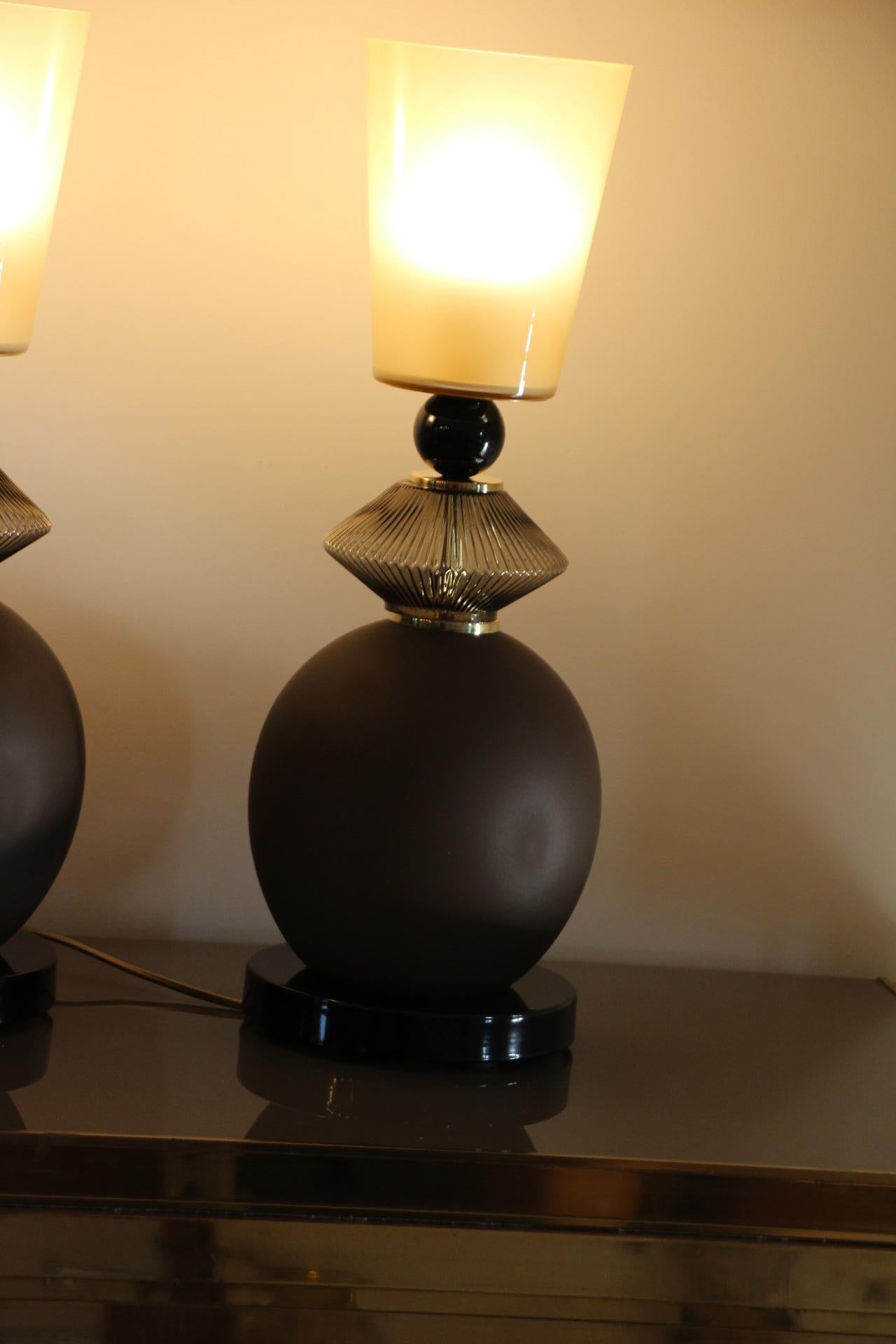 Paire de lampes de table en verre de Murano beige et brown fumé en vente 3