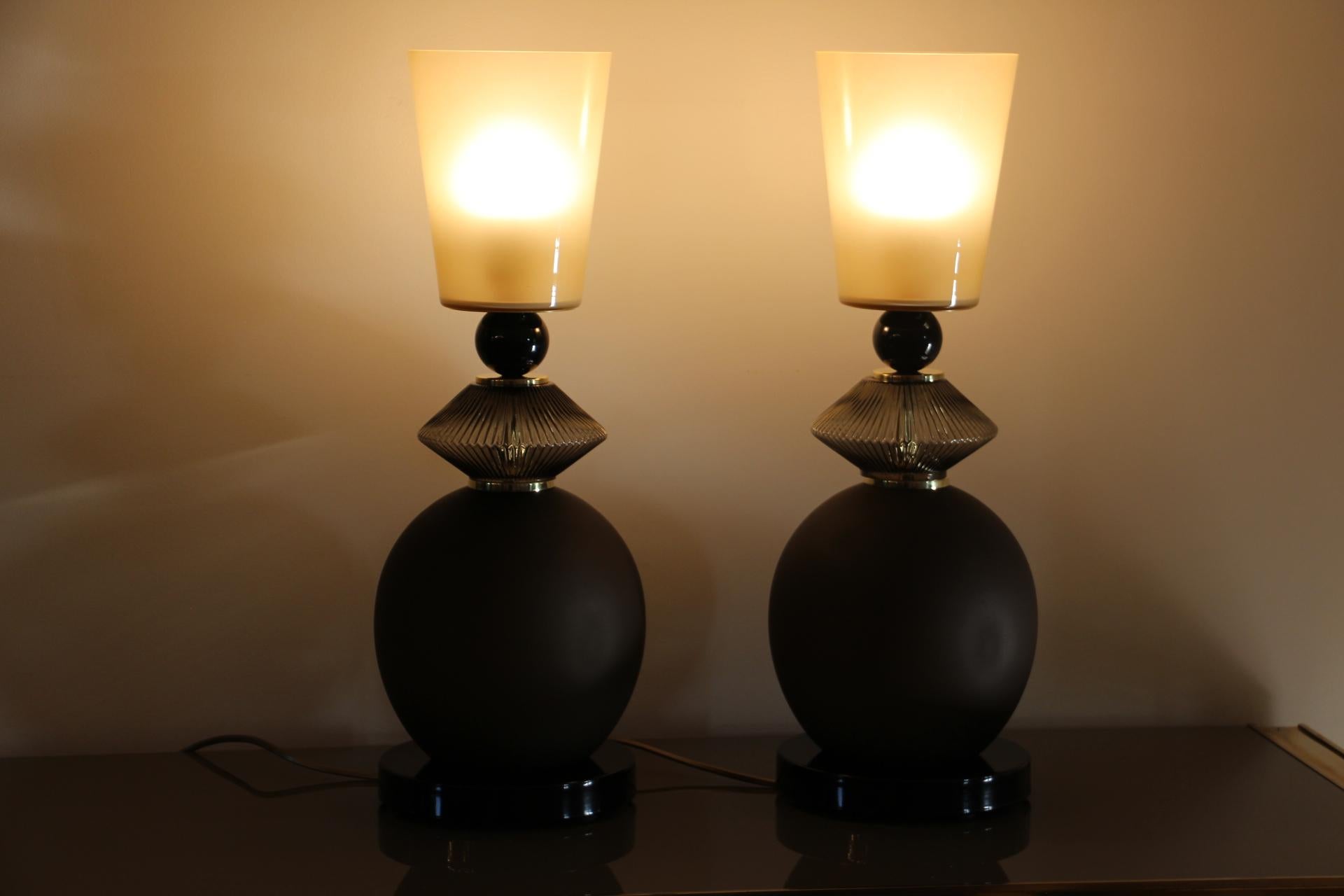 Paar rauchbraune und beige Murano Glas Tischlampen im Angebot 4