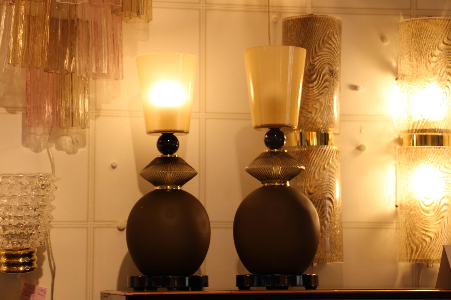 Paar rauchbraune und beige Murano Glas Tischlampen im Angebot 5