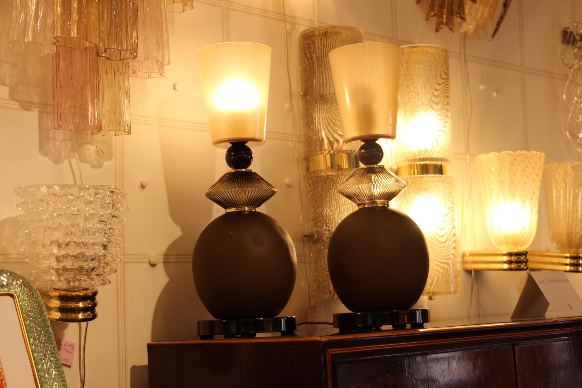Paar rauchbraune und beige Murano Glas Tischlampen im Angebot 7