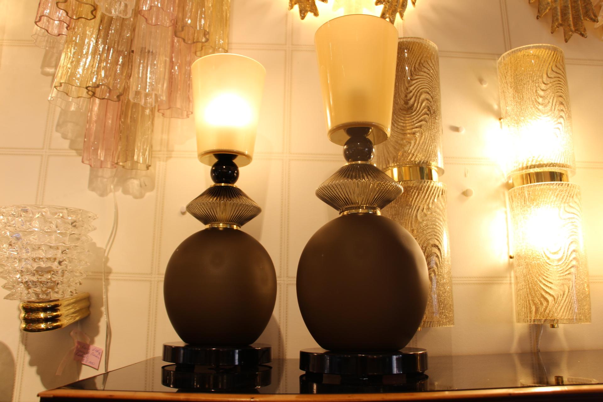 Paar rauchbraune und beige Murano Glas Tischlampen im Angebot 8