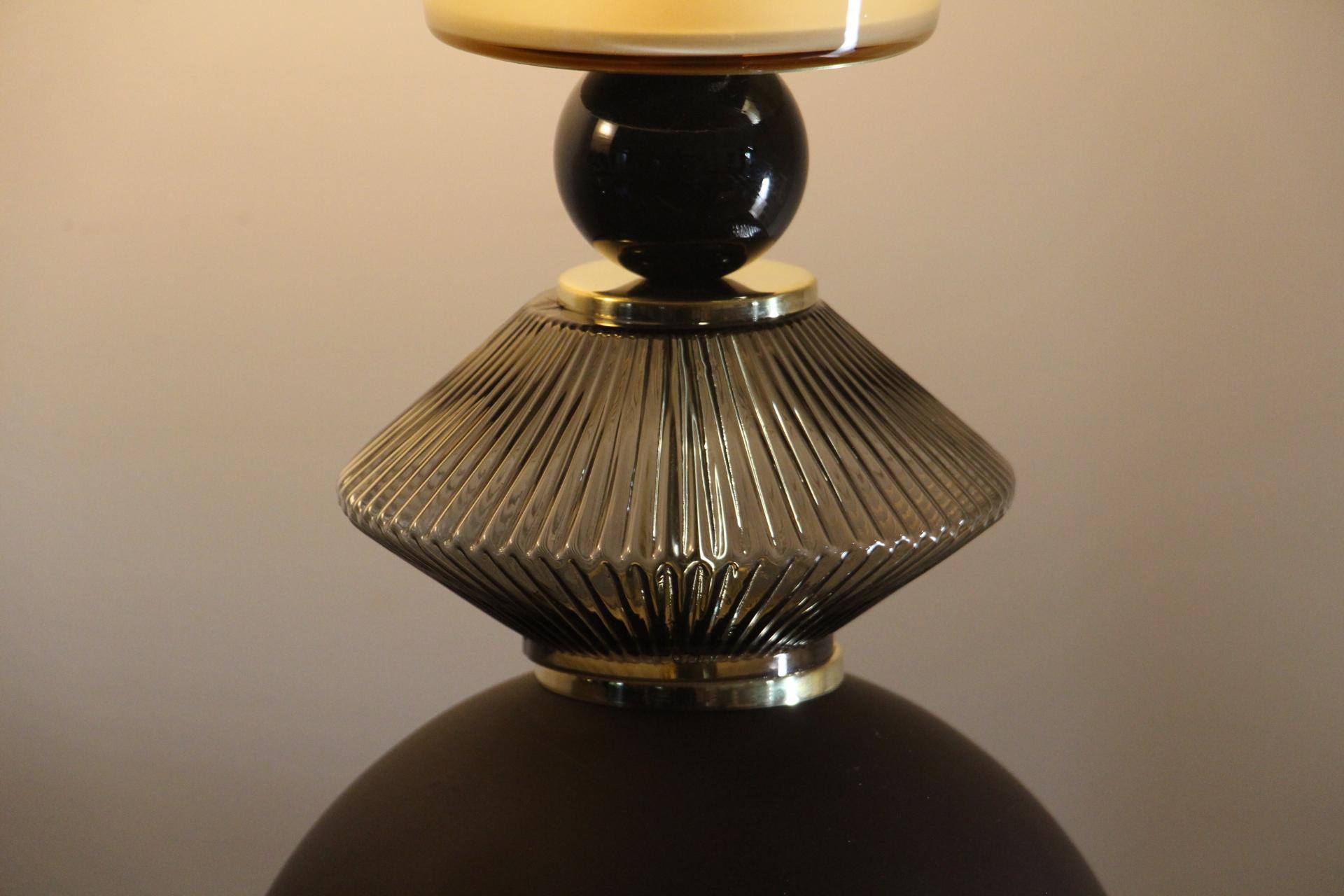 Paar rauchbraune und beige Murano Glas Tischlampen im Angebot 1