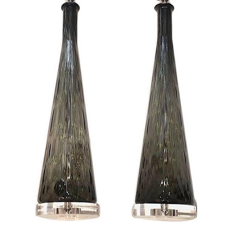 Paar italienische mundgeblasene Murano-Lampen aus den 1960er Jahren in rauchgrauem Glas. 

Abmessungen:
20