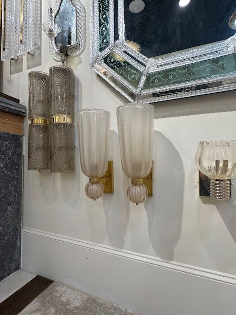 Elegantes Paar aus rauchfarbenem Murano-Glas auf polierten Messingfüßen. Verleiht dem Ganzen einen Hauch von Klasse! So schön!