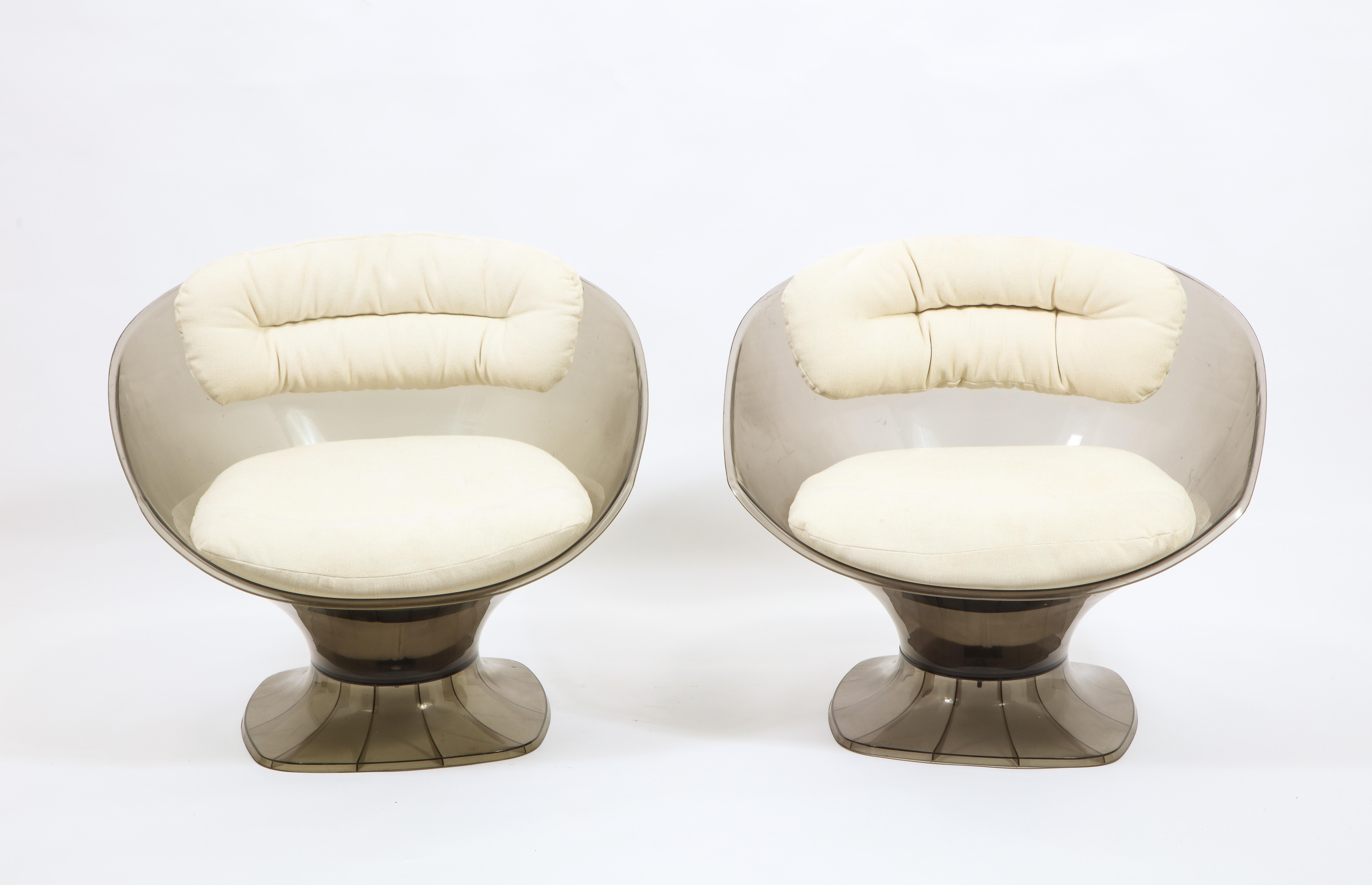 Moderne Raphaël Décorateur Paire de chaises longues en acrylique fumé, France 1960's en vente