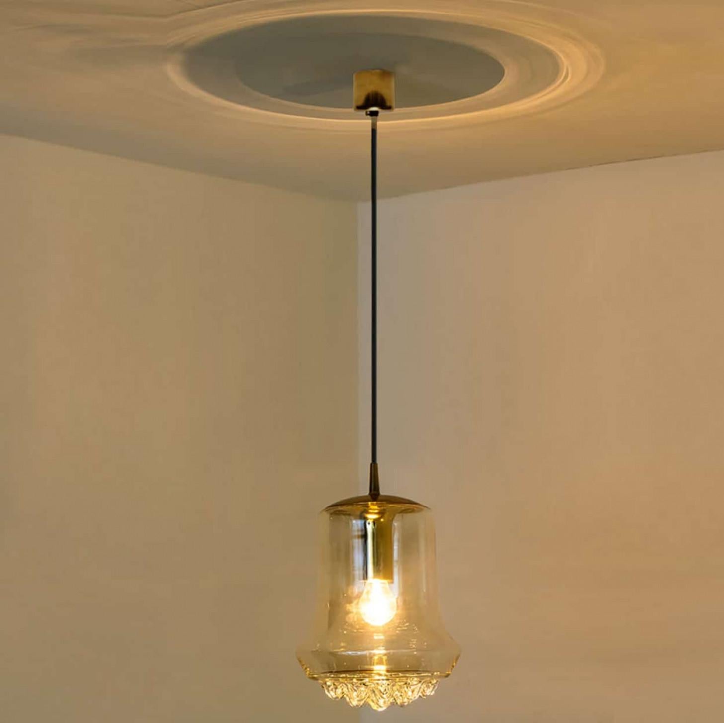 Paire de lampes suspendues en verre brun fumé et laiton par Peill & Putzler, années 1960 en vente 3