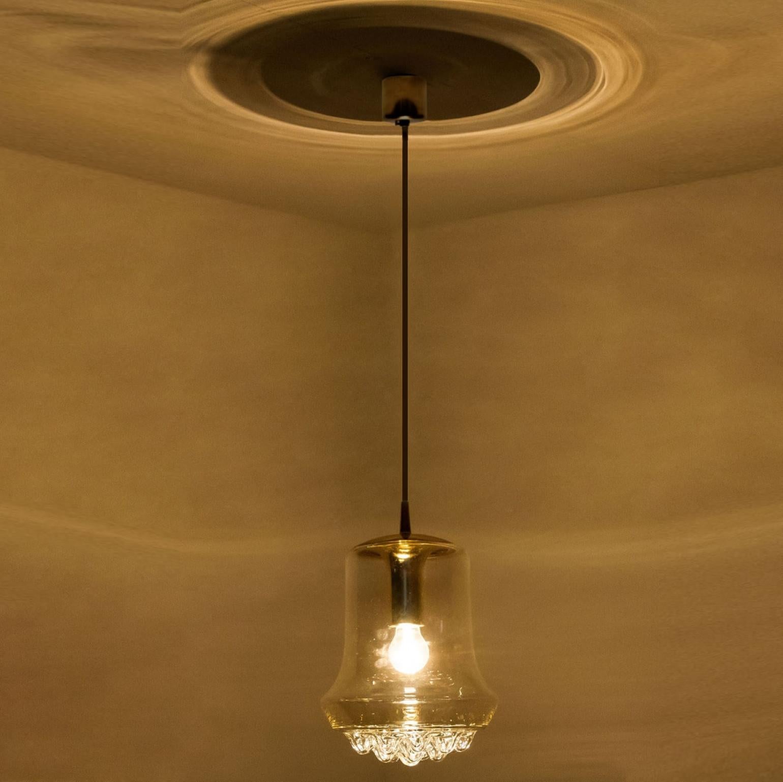 Paire de lampes suspendues en verre brun fumé et laiton par Peill & Putzler, années 1960 en vente 6