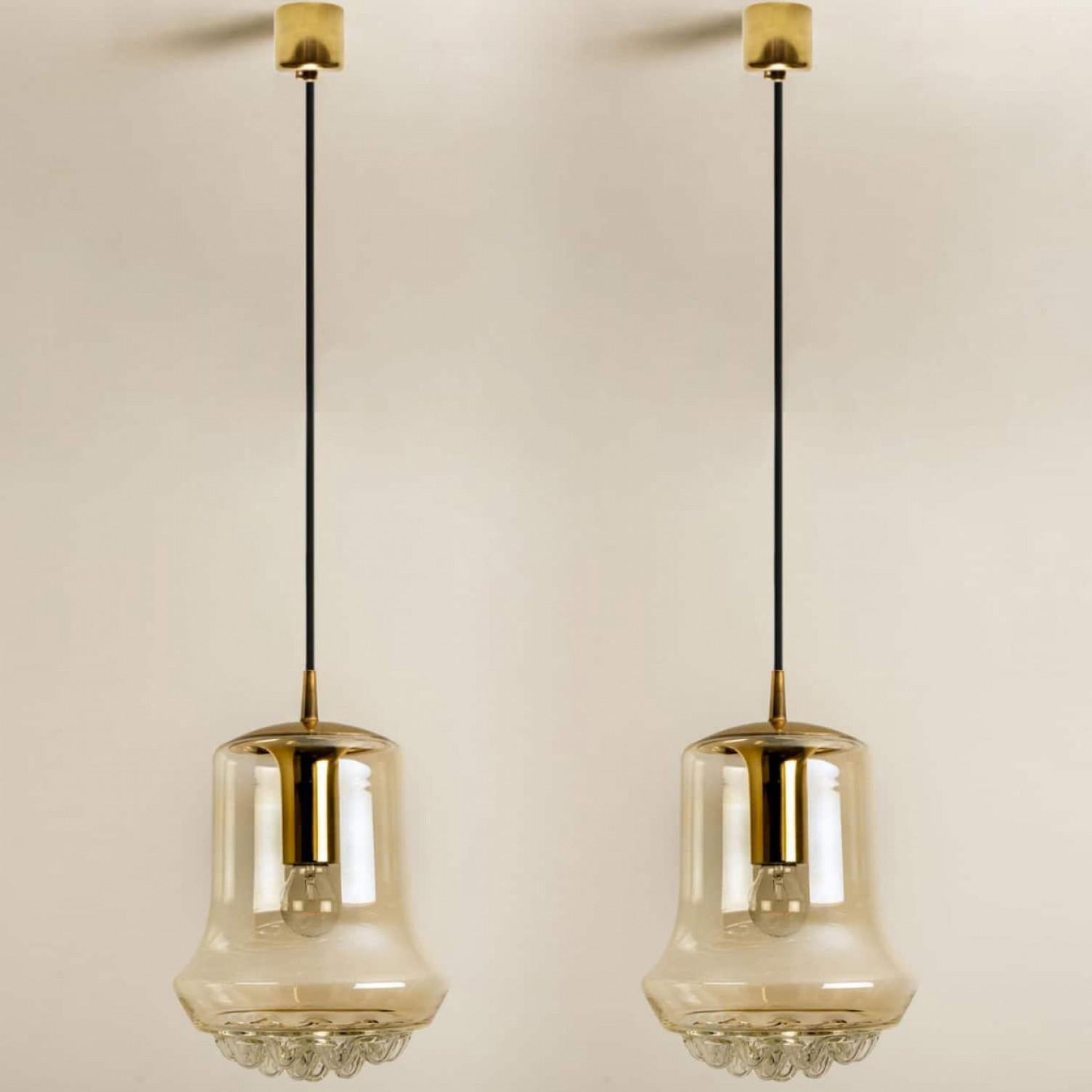 Paire de lampes suspendues fumées dorées/brunes, années 1960 par Peill et Putzler en Allemagne, Europe. Une forme unique et un merveilleux effet de lumière grâce à de jolis éléments en verre. Pièces de haute qualité. Illumine la beauté. Trueing