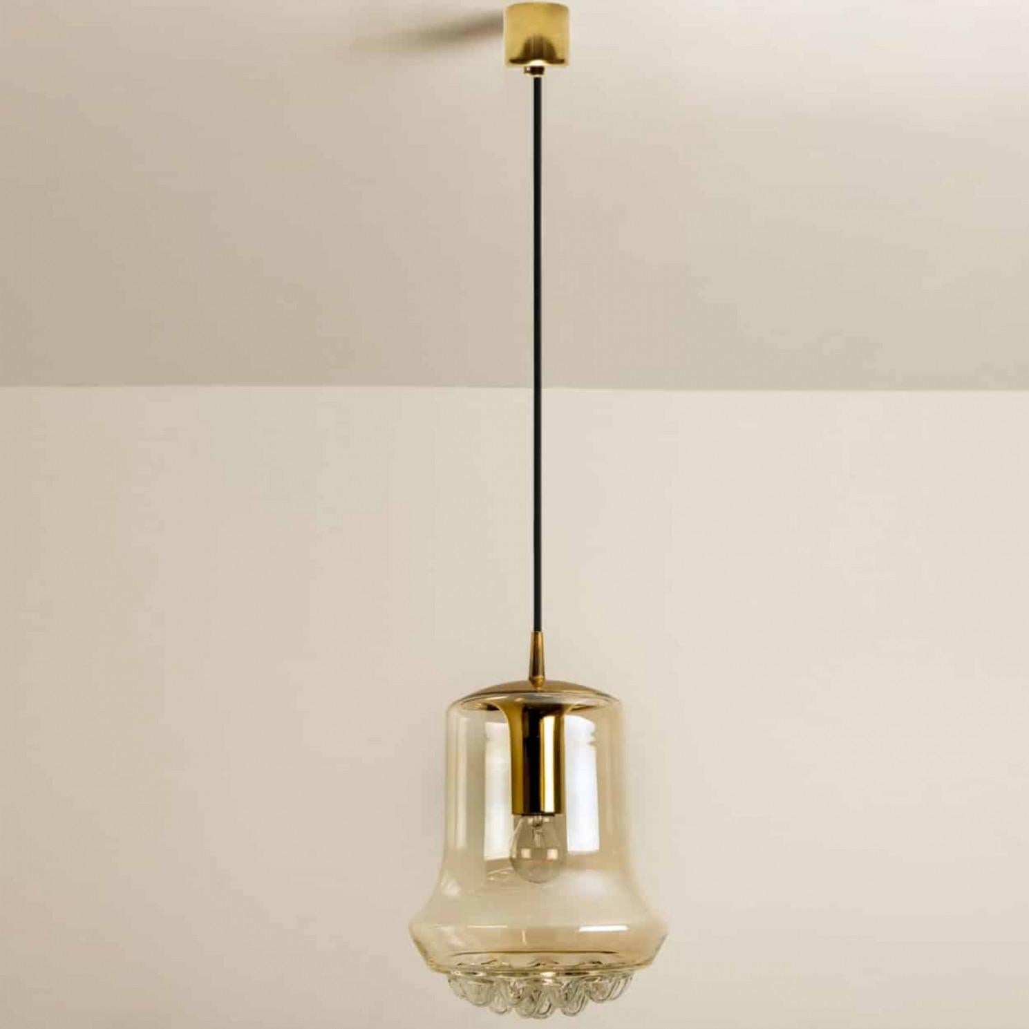 Paire de lampes suspendues en verre brun fumé et laiton par Peill & Putzler, années 1960 Bon état - En vente à Rijssen, NL