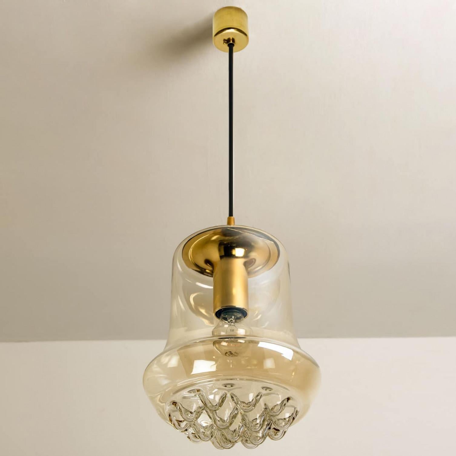Milieu du XXe siècle Paire de lampes suspendues en verre brun fumé et laiton par Peill & Putzler, années 1960 en vente