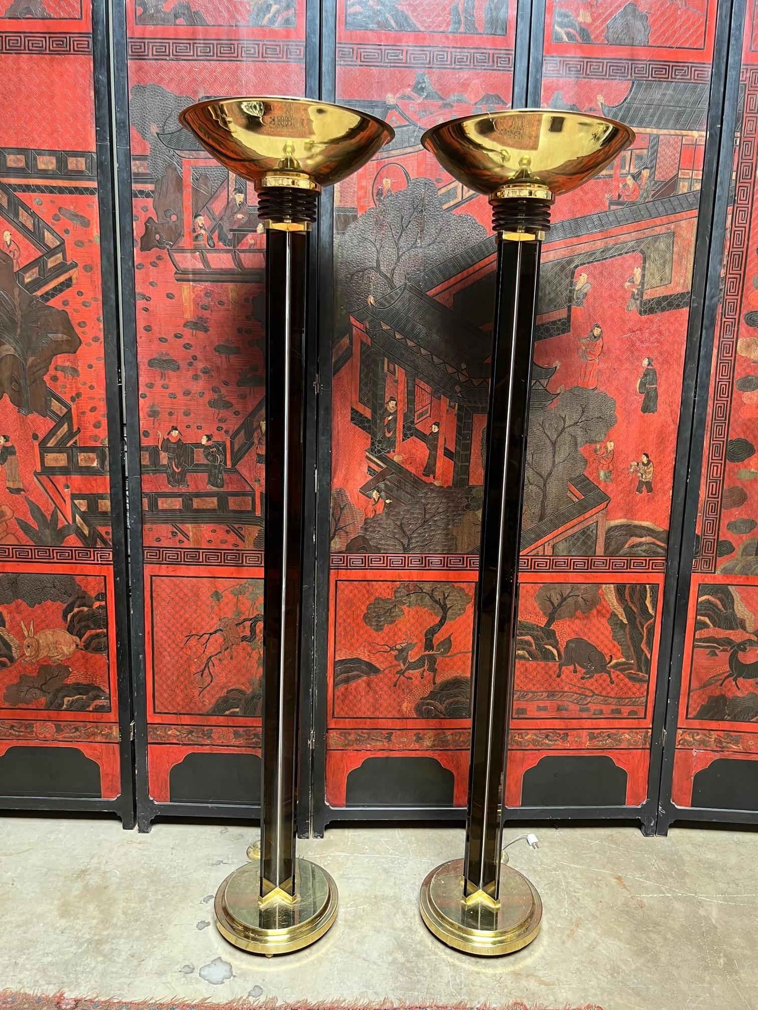 Coppia di lampade da terra in vetro fumé e ottone in stile art déco, torce, risalenti agli anni Ottanta.
 