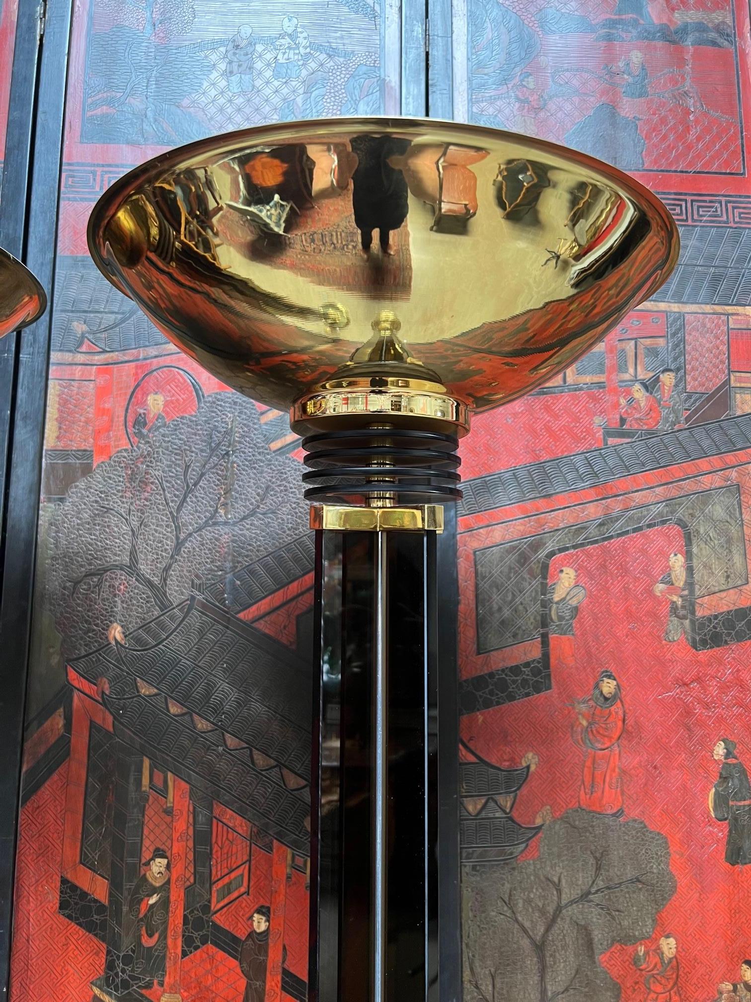 Americano Coppia di lampade da terra in vetro fumé e ottone in stile Art Déco in vendita