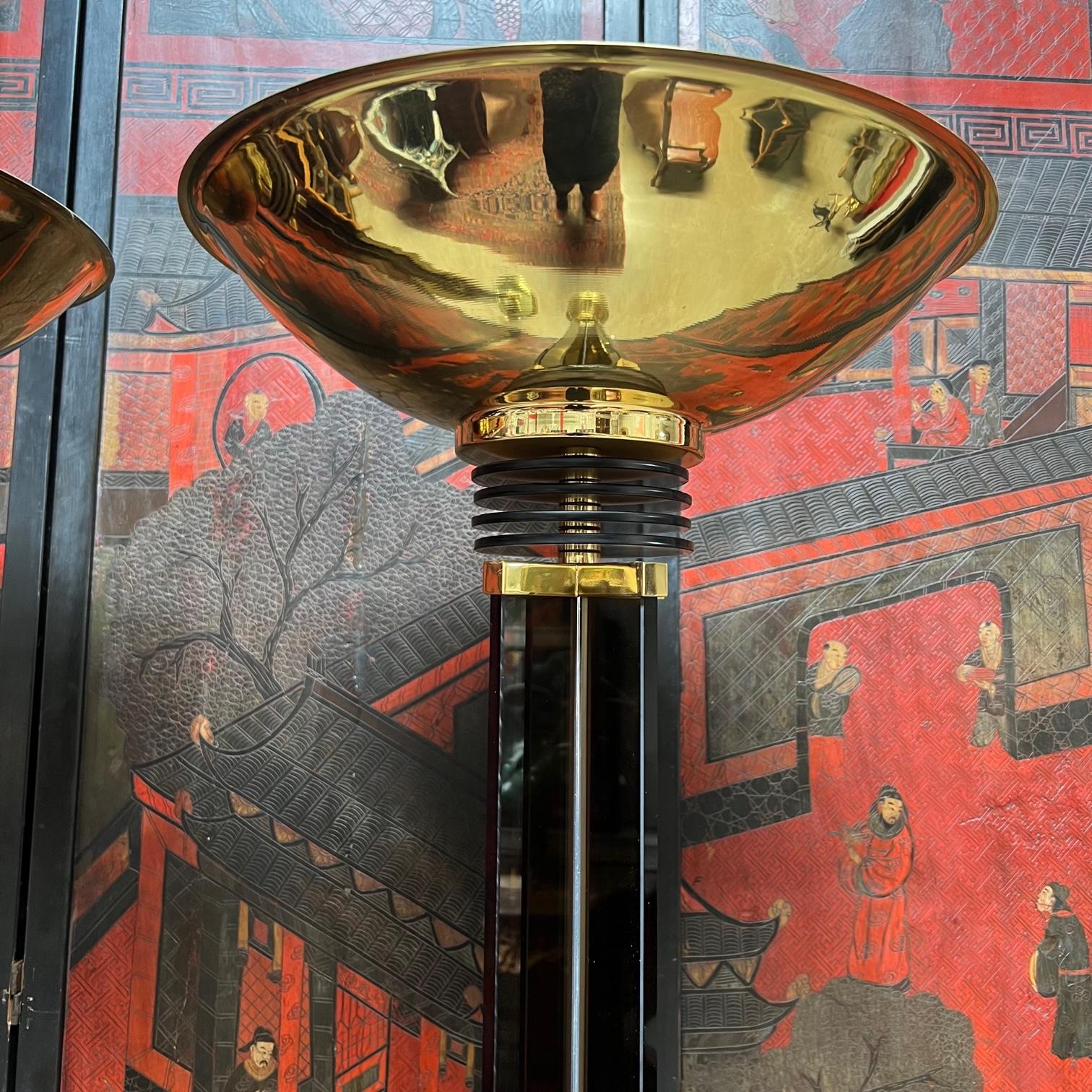 Coppia di lampade da terra in vetro fumé e ottone in stile Art Déco In condizioni buone in vendita a Dallas, TX