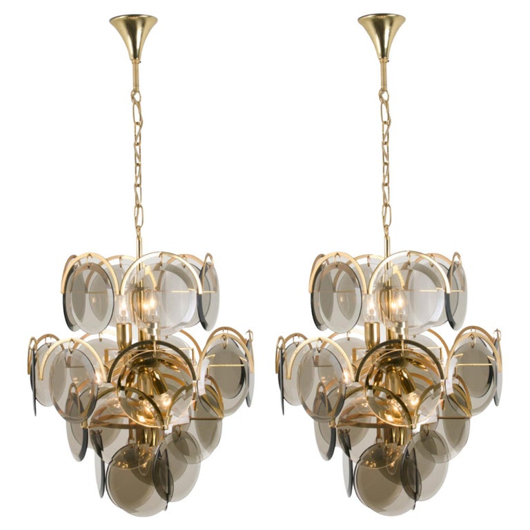 Paire de lustres en verre fumé et laiton dans le style de Vistosi ...