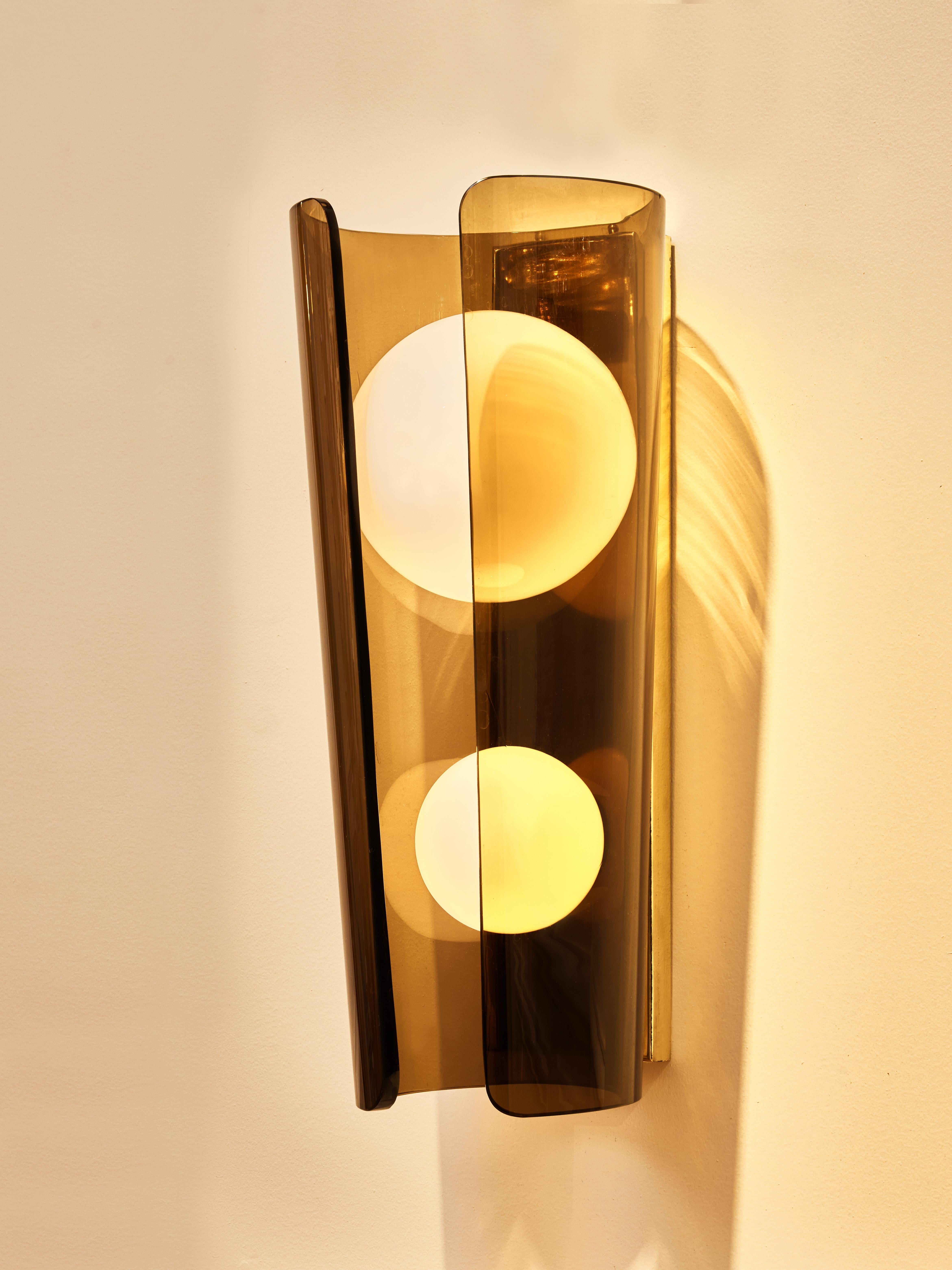 Hervorragendes Paar Wandleuchter aus Messing mit geräuchertem Murano-Glas und Opalglas-Kugeln.
Gestaltung durch das Studio Glustin.
Italien, 2023