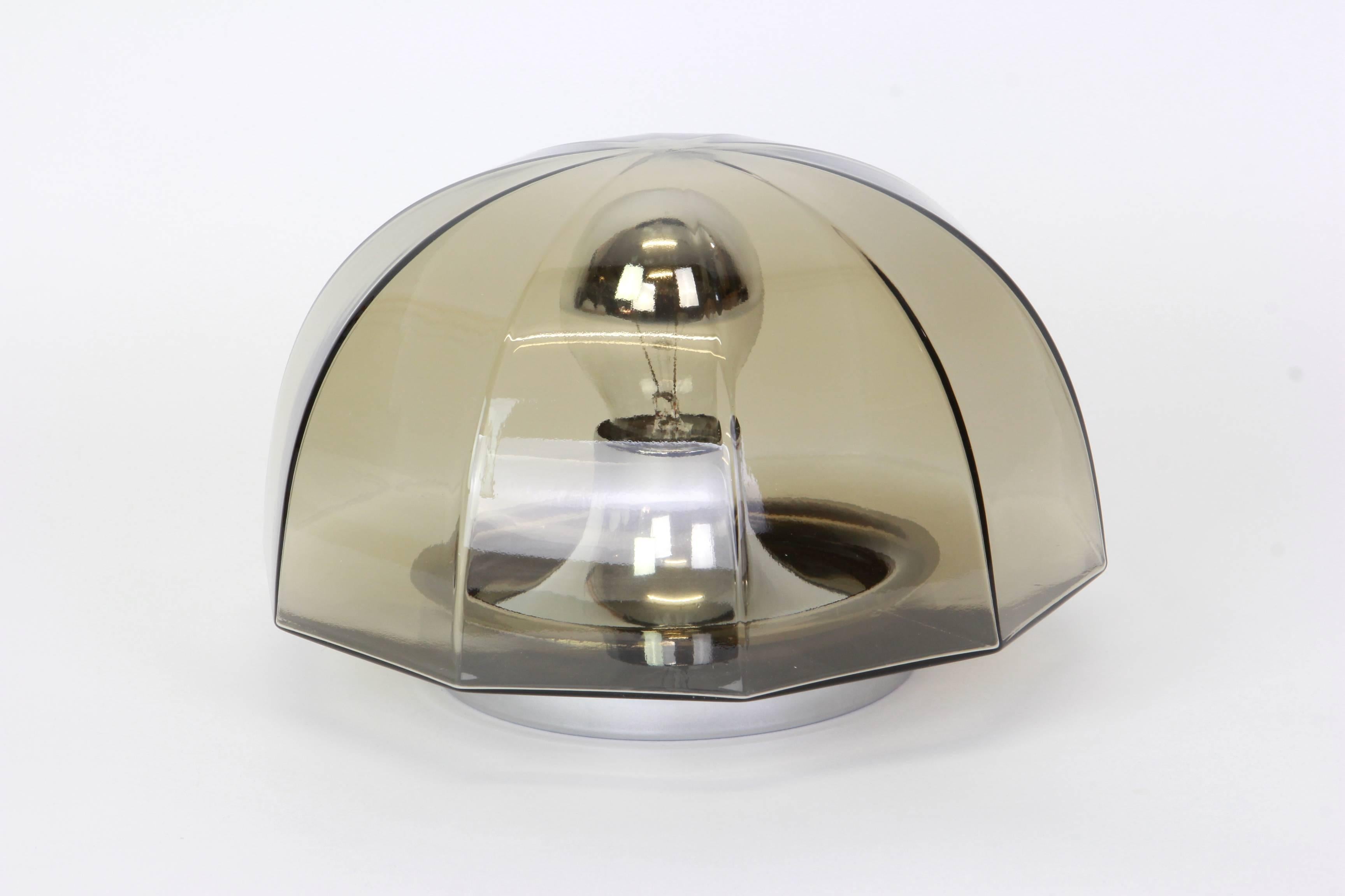 Paar Räucherglas-Leuchten oder flush mount hergestellt von Hillebrand Deutschland, ca. 1960-1969. Tolle Form und facettenreiches Rauchglas.

Hochwertig und in sehr gutem Zustand. Gereinigt, gut verkabelt und einsatzbereit. 

Jede Leuchte