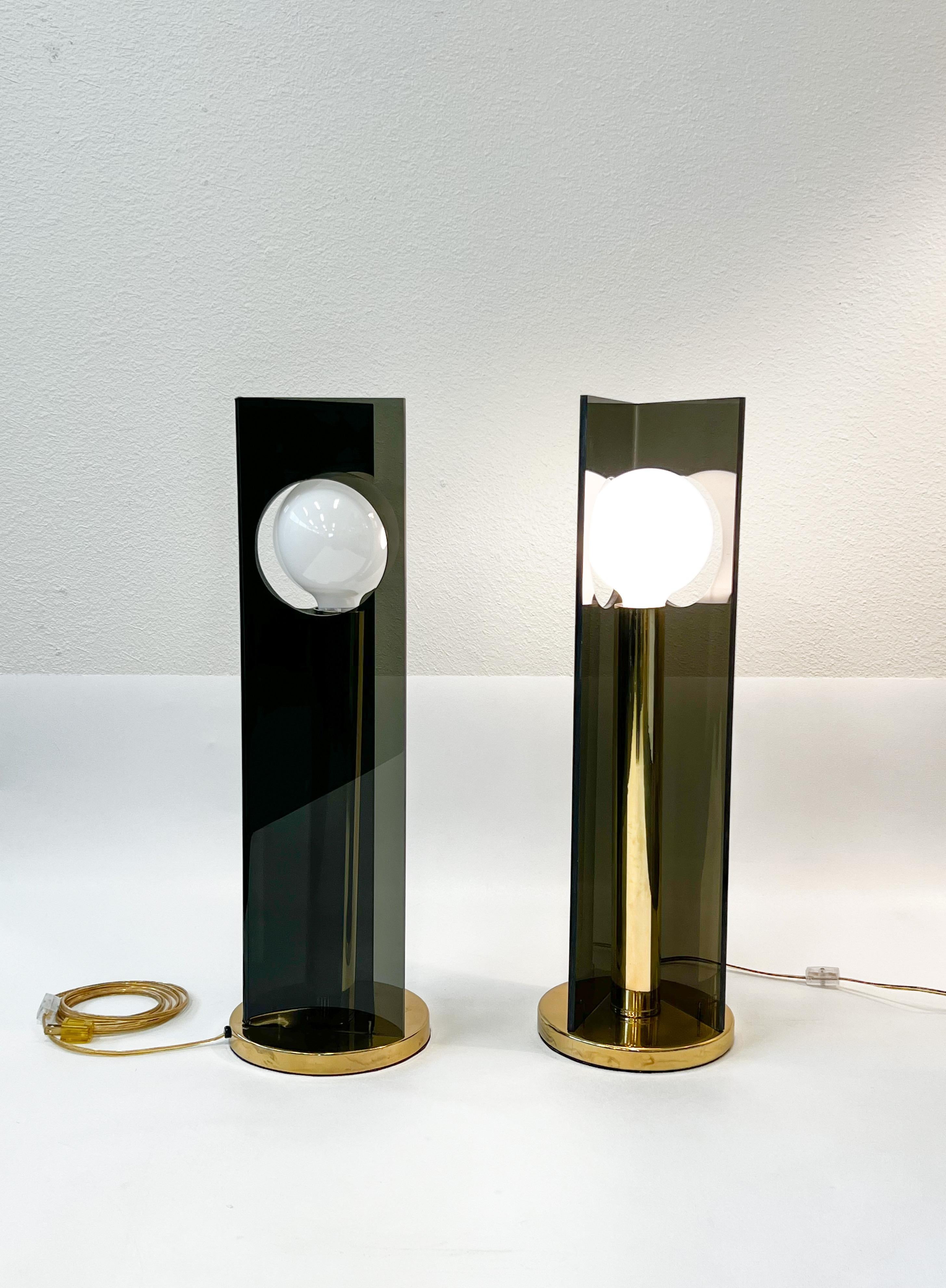 Paire de lampes de table en acrylique fumé et laiton poli des années 1970. 
Présente une légère usure due à l'âge. 
Nouvellement recâblé. 

Dimensions : 25,5