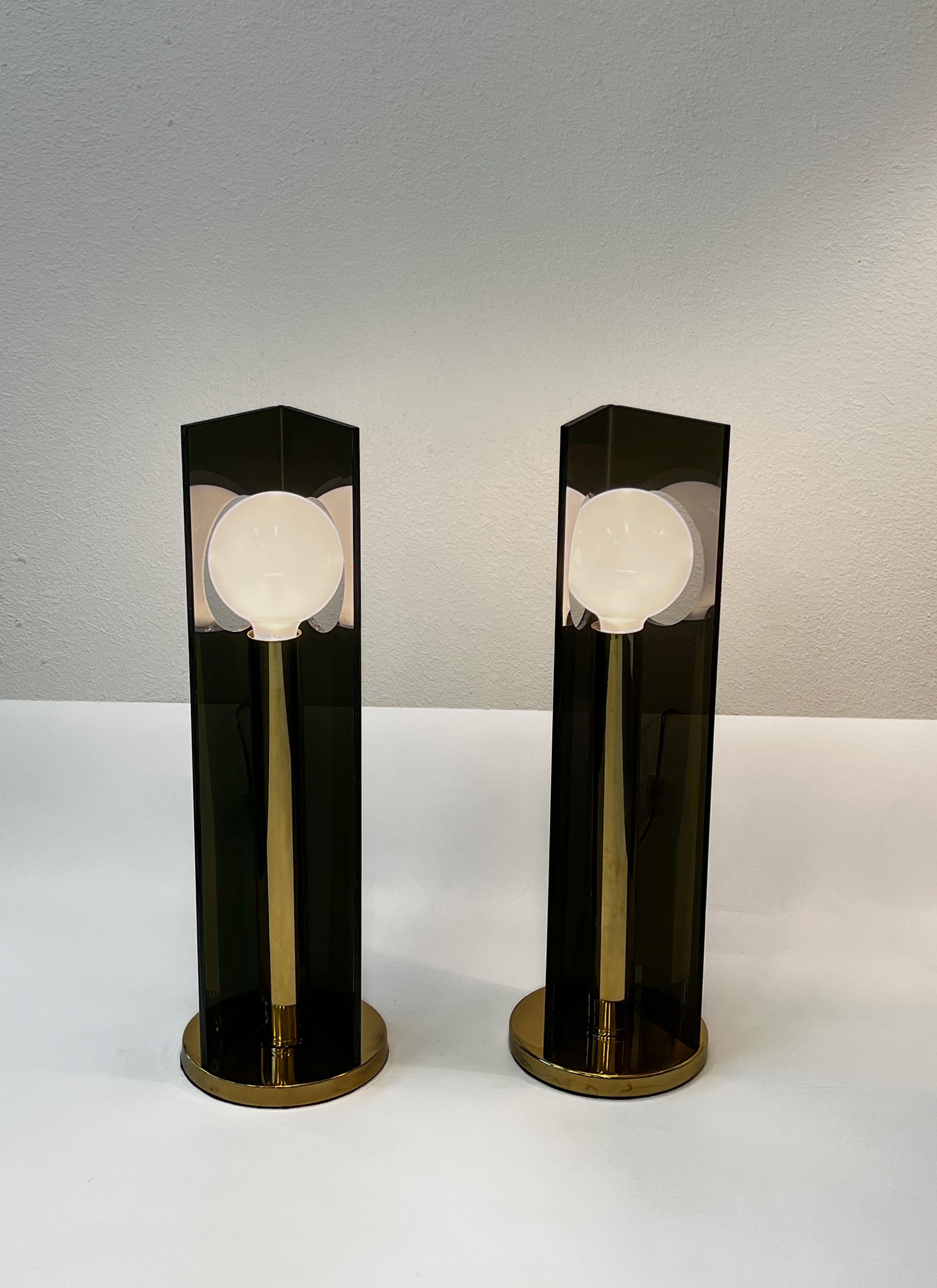 Américain Paire de lampes de bureau en lucite fumée et laiton en vente