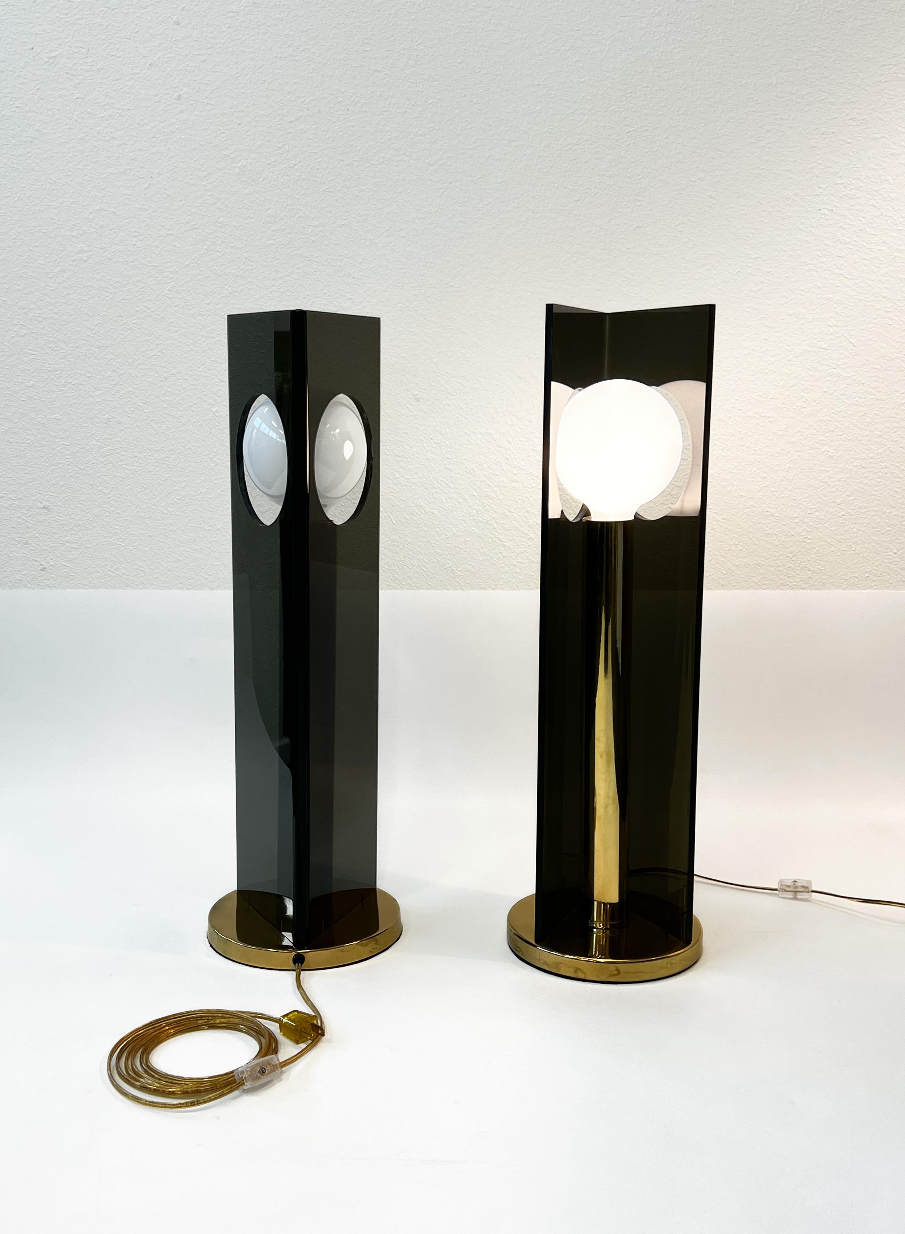 Fait main Paire de lampes de bureau en lucite fumée et laiton en vente