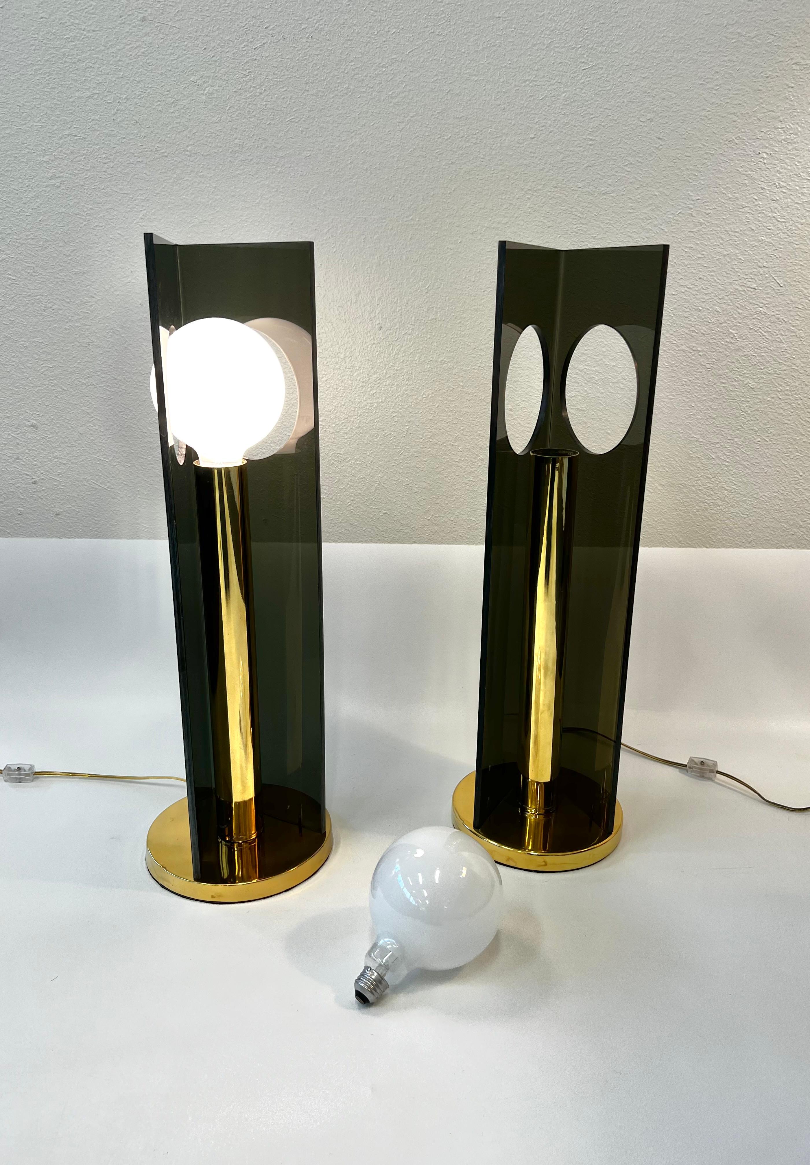 Paire de lampes de bureau en lucite fumée et laiton Bon état - En vente à Palm Springs, CA