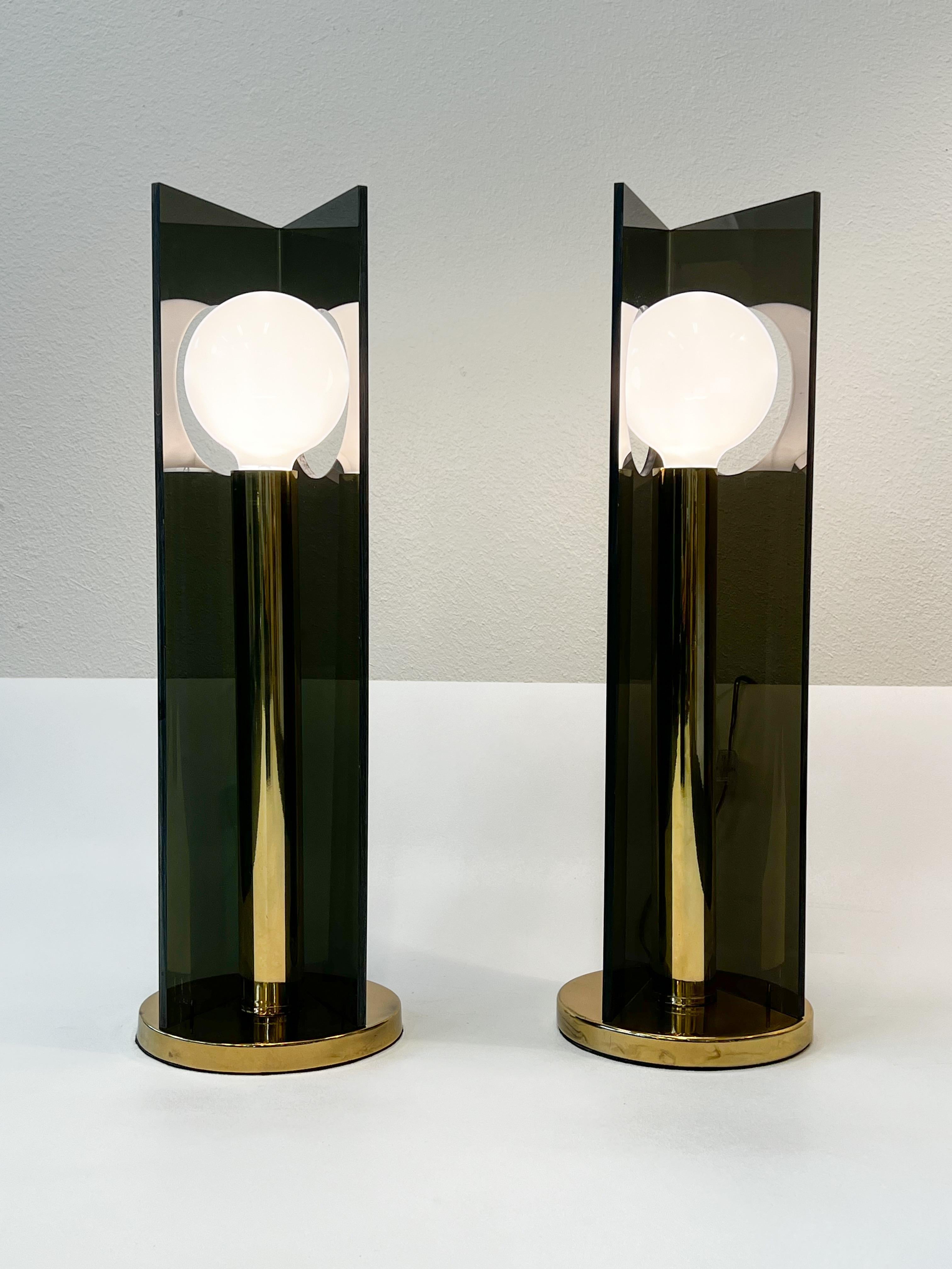 Fin du 20e siècle Paire de lampes de bureau en lucite fumée et laiton en vente