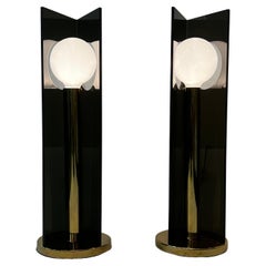 Paire de lampes de bureau en lucite fumée et laiton