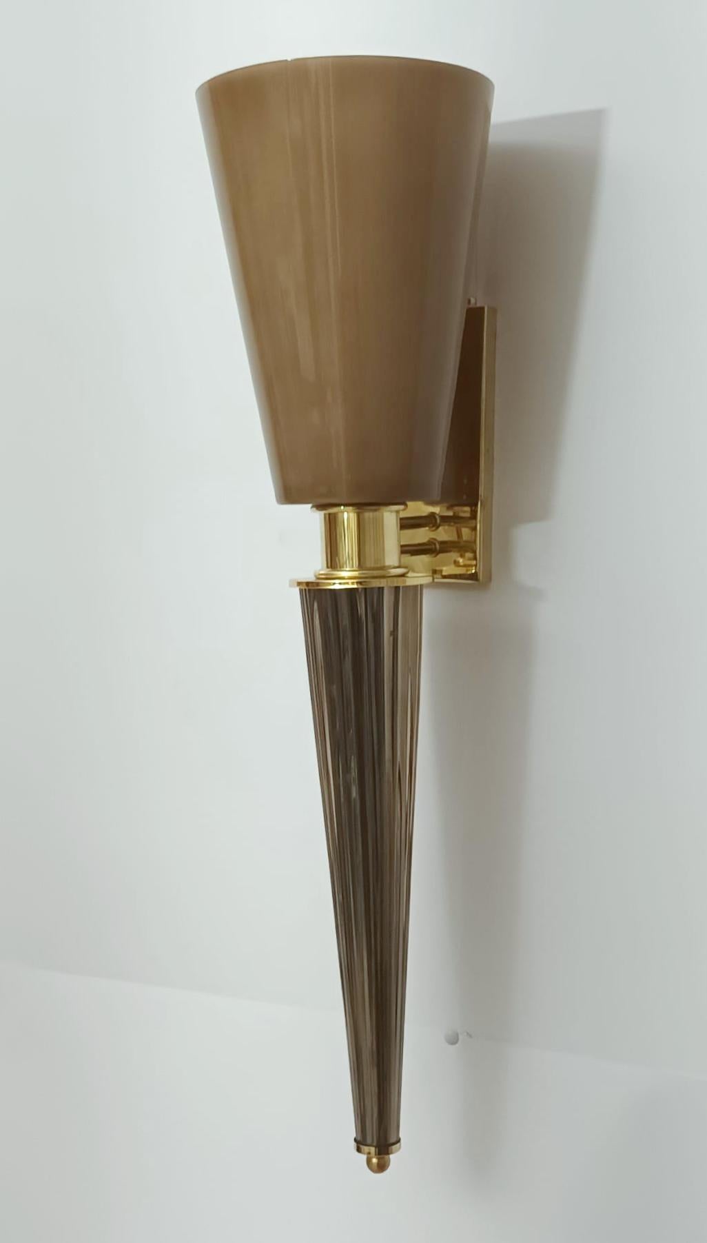 Mid-Century Modern Paire d'appliques torchères brun fumé en vente