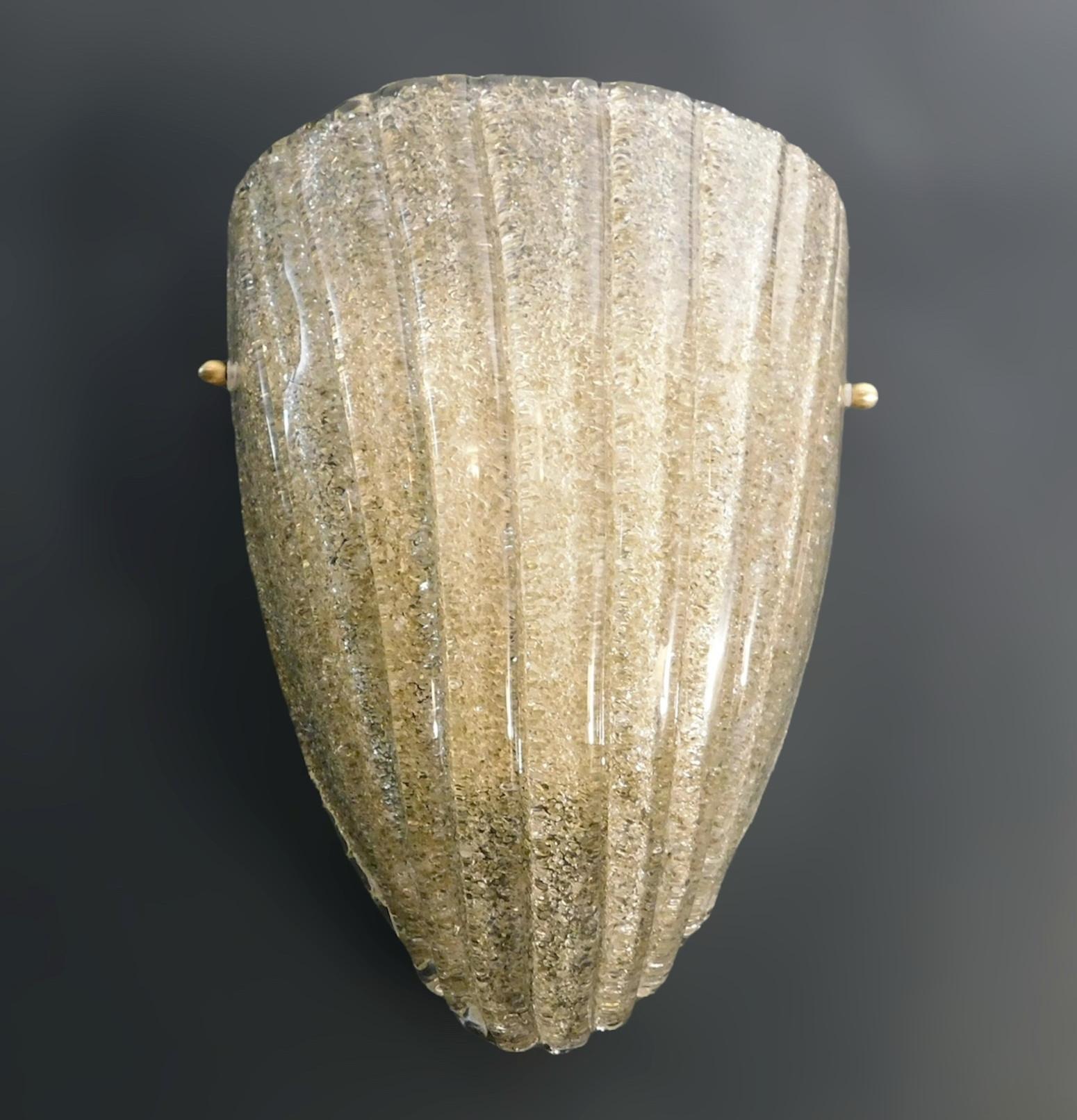 Applique italiana con scudo in vetro di Murano soffiato a mano con graniglia fumé per ottenere un effetto granulare / Made in Italy
Misure: Altezza 13 pollici, larghezza 11 pollici, profondità 5 pollici
1 luce / tipo E12 o E14 / max 40W
2 paia
