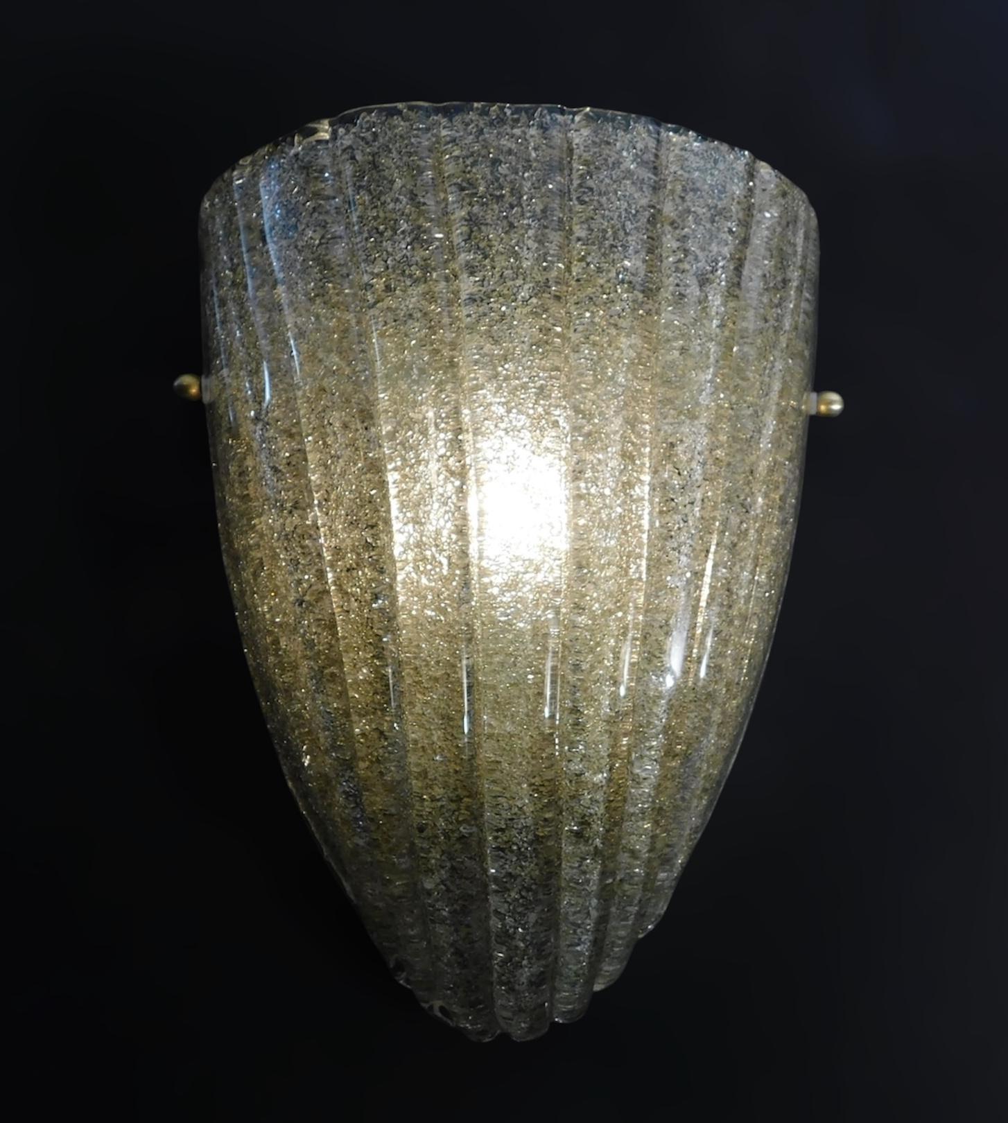 Coppia di lampade a scudo Graniglia fumé, 2 coppie disponibili In condizioni buone in vendita a Los Angeles, CA