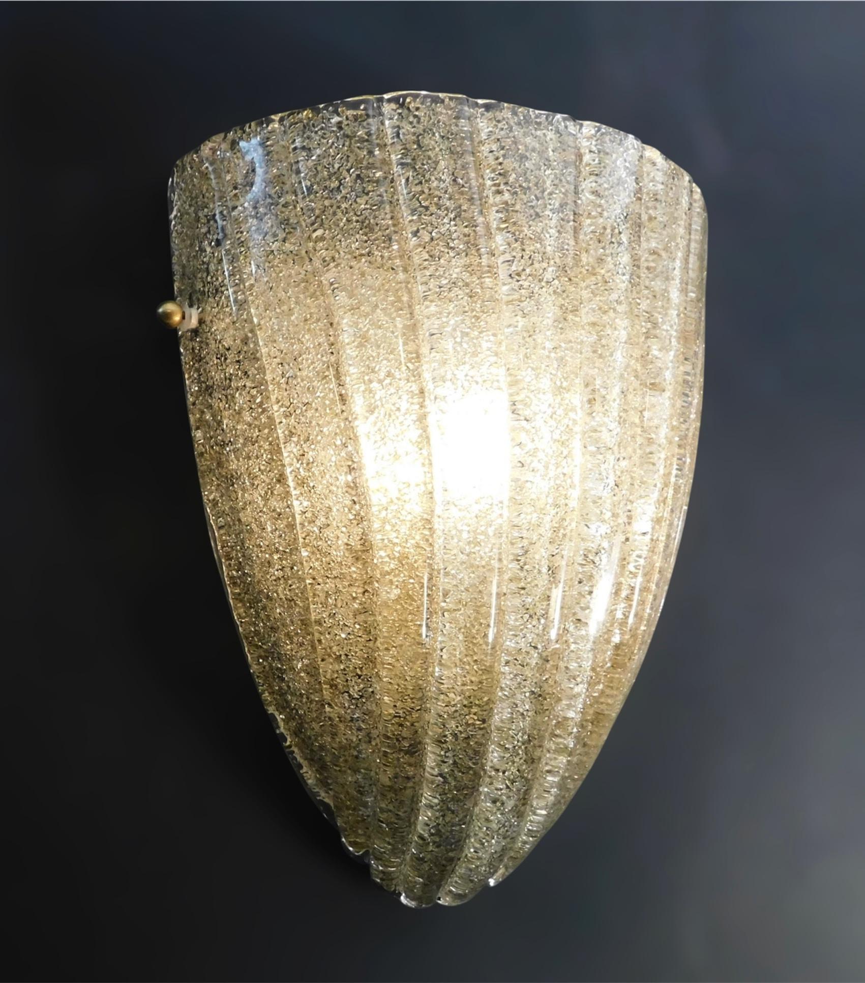 Placcato oro Coppia di lampade a scudo Graniglia fumé, 2 coppie disponibili in vendita